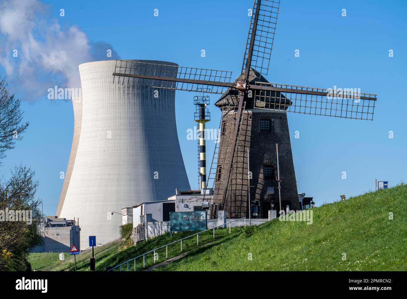 Das Kernkraftwerk Doel am Fluss Schelde, eines von zwei Kernkraftwerken in Belgien, besteht aus drei Betriebseinheiten, die jeweils mit einem Pressur ausgestattet sind Stockfoto