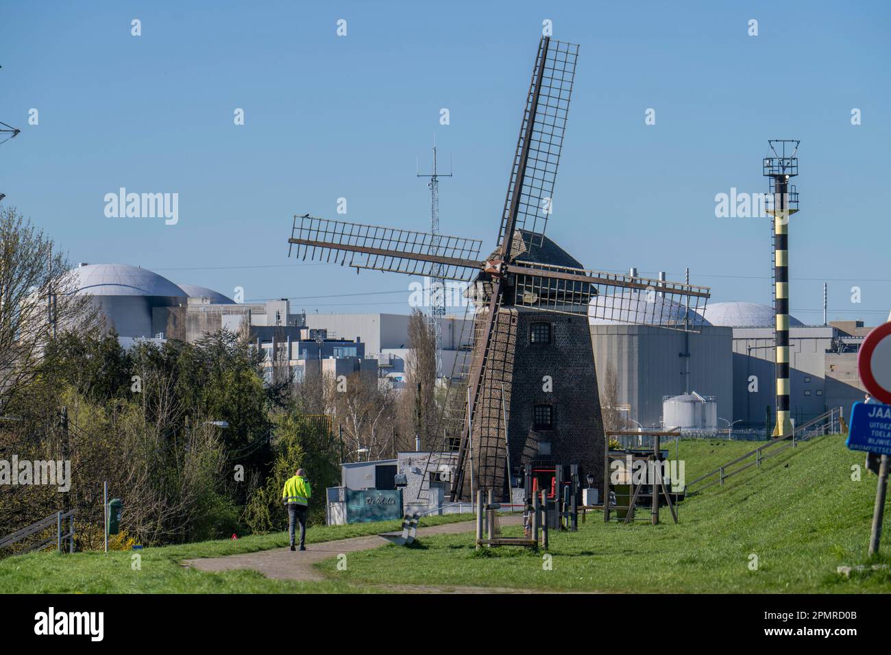 Das Kernkraftwerk Doel am Fluss Schelde, eines von zwei Kernkraftwerken in Belgien, besteht aus drei Betriebseinheiten, die jeweils mit einem Pressur ausgestattet sind Stockfoto