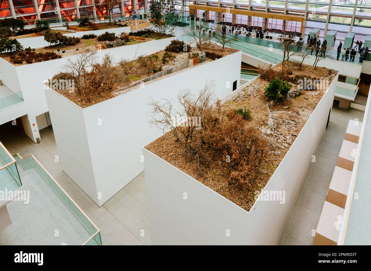 Das Landschaftsgestaltungsprojekt im Innenbereich bildet die Landschaft der Sierra de Atapuerca nach. Museum der menschlichen Evolution - Museo de la Evolución Humana - MEH. Die Stockfoto