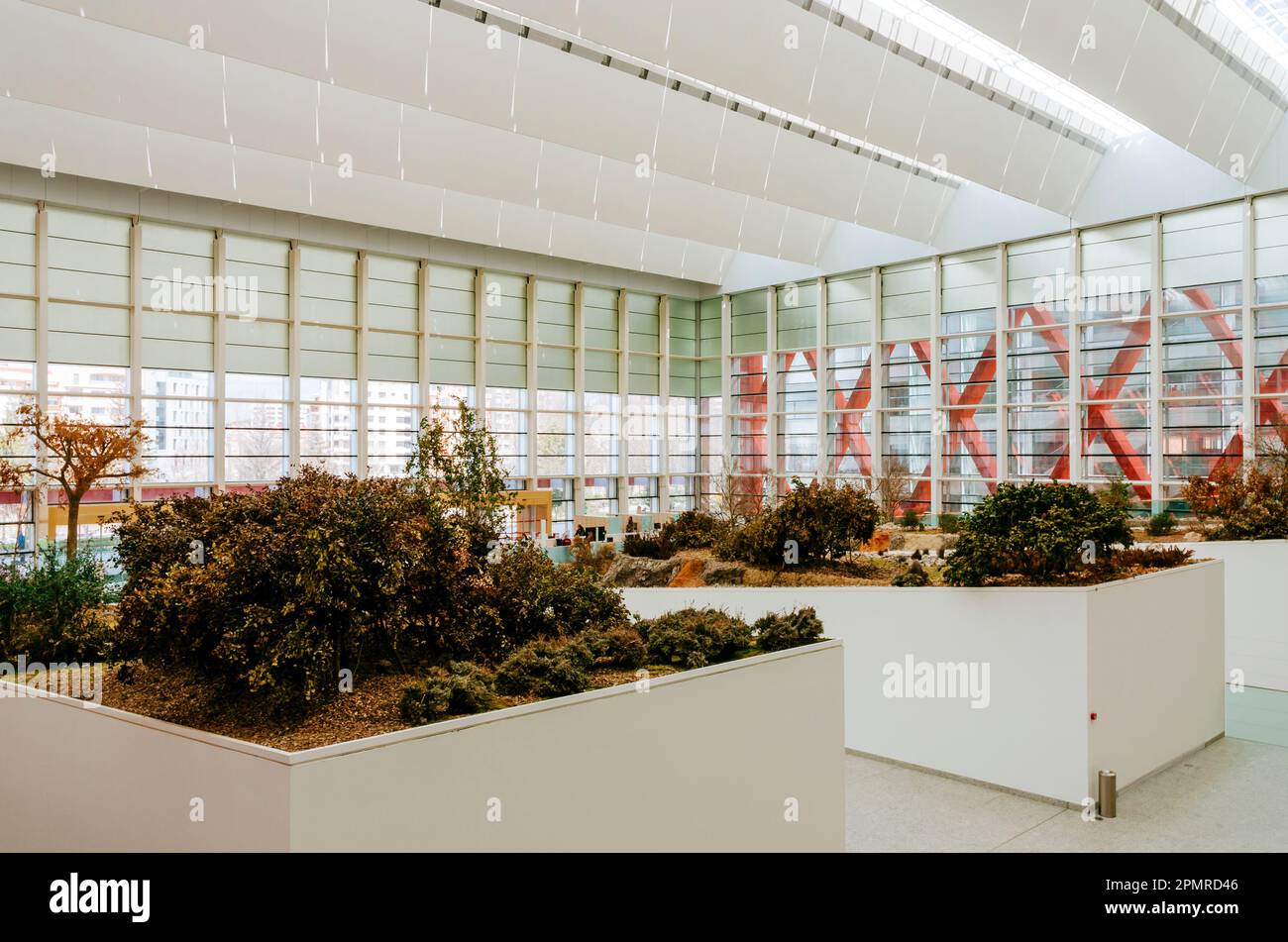 Das Landschaftsgestaltungsprojekt im Innenbereich bildet die Landschaft der Sierra de Atapuerca nach. Museum der menschlichen Evolution - Museo de la Evolución Humana - MEH. Die Stockfoto
