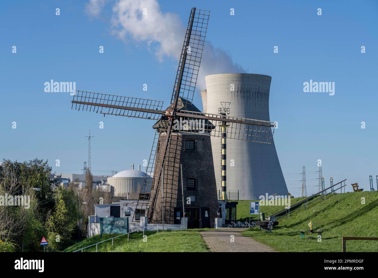 Das Kernkraftwerk Doel am Fluss Schelde, eines von zwei Kernkraftwerken in Belgien, besteht aus drei Betriebseinheiten, die jeweils mit einem Pressur ausgestattet sind Stockfoto