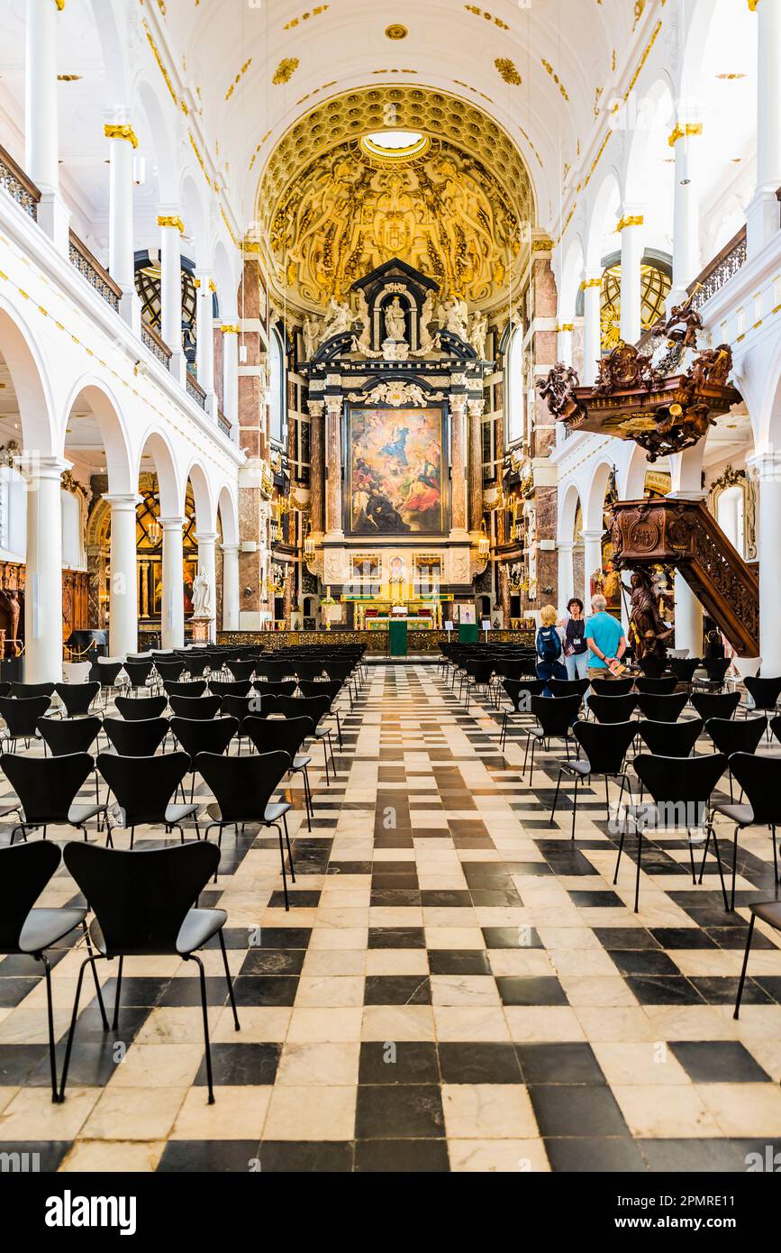 Seefahrer und Altar. St. Die Charles-Borromeo-Kirche ist eine Kirche im Zentrum von Antwerpen, die sich auf dem Hendrik-Gewissensplatz befindet. Antwerpen, Flämische Region, Belgien Stockfoto