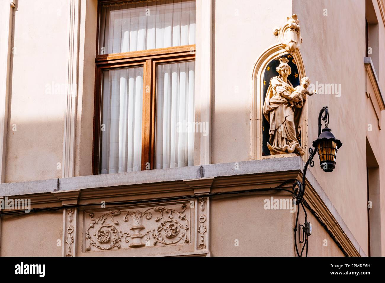 Eine der Antwerpener Madonnas. Kleine Nischen in den Ecken der Häuser mit einer Jungfrau. Es gibt mehr als 150 in der Altstadt. Antwerpen, Flämische Region Stockfoto