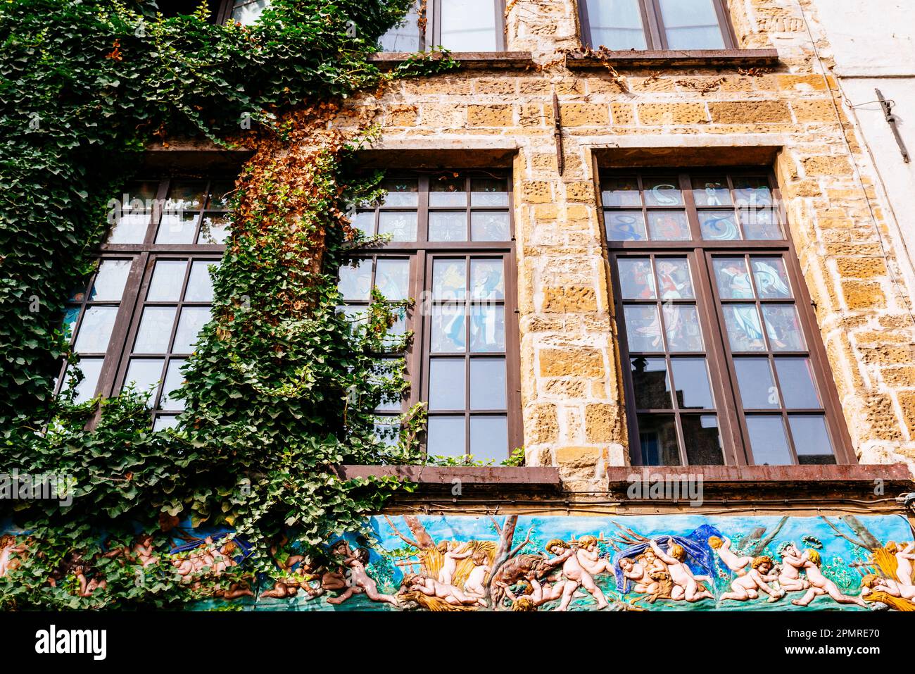 Fassade mit Keramikmosaik in der Altstadt. Antwerpen, Flämische Region, Belgien, Europa Stockfoto