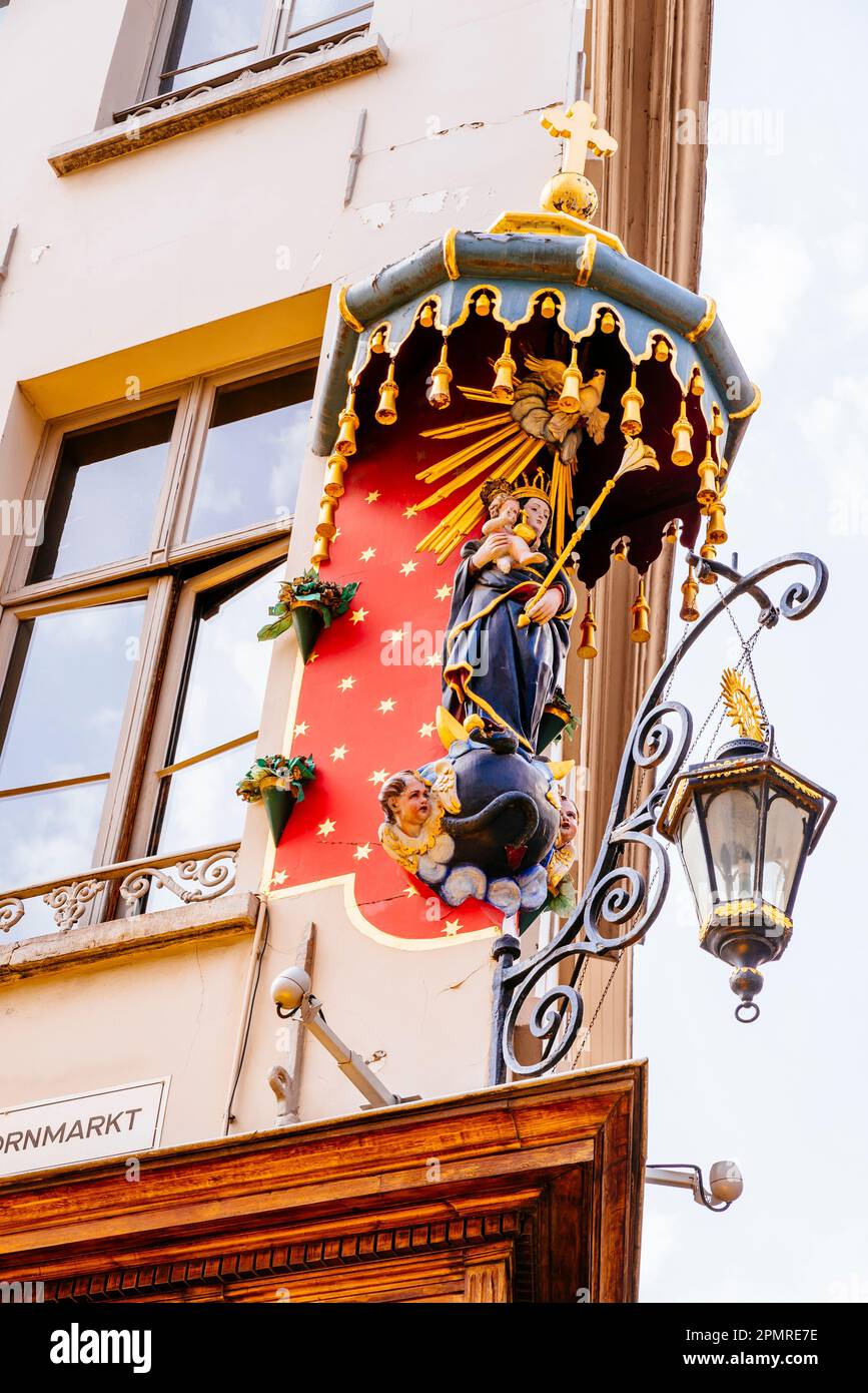 Eine der Antwerpener Madonnas. Kleine Nischen in den Ecken der Häuser mit einer Jungfrau. Es gibt mehr als 150 in der Altstadt. Antwerpen, Flämische Region Stockfoto