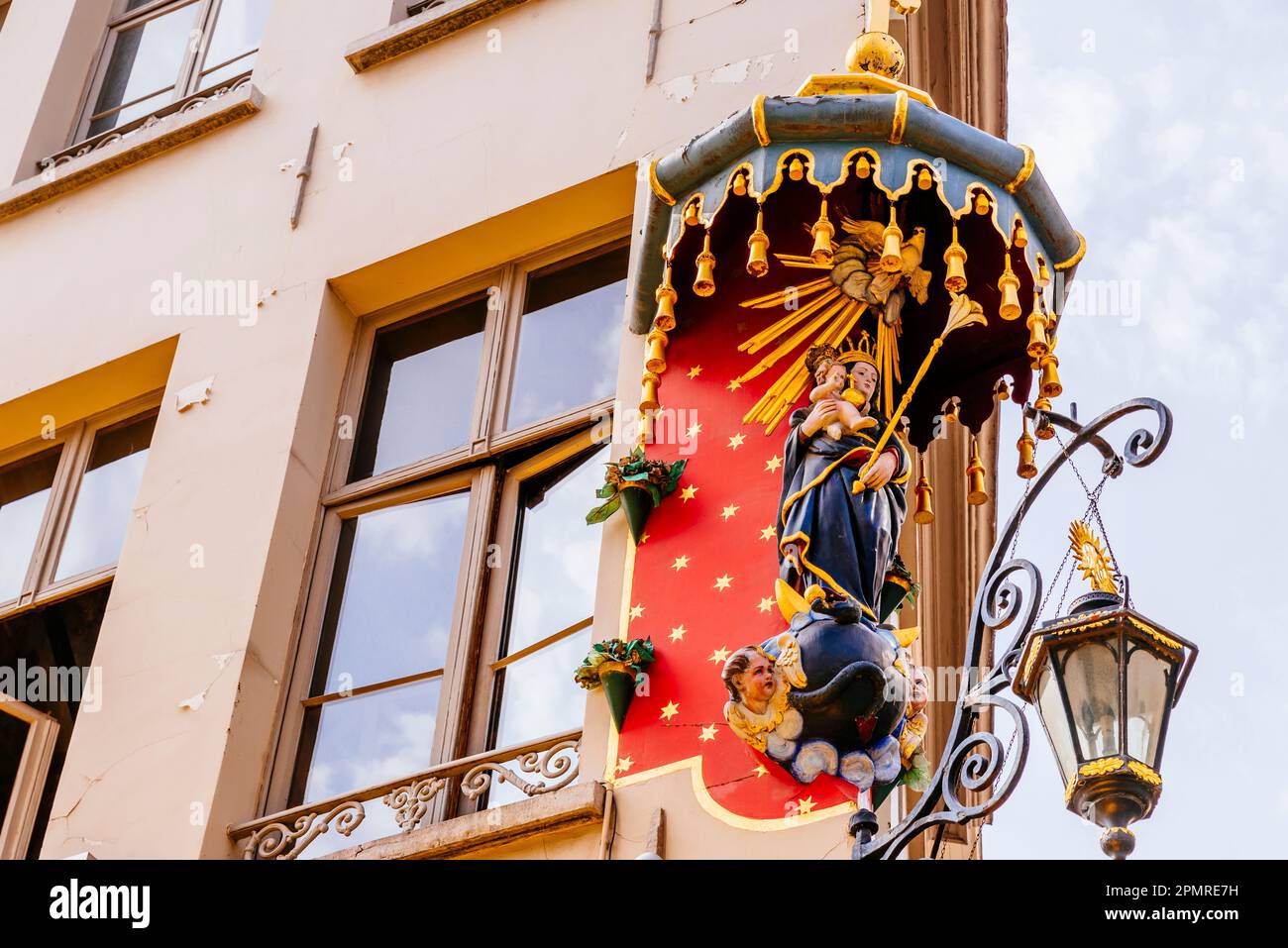 Eine der Antwerpener Madonnas. Kleine Nischen in den Ecken der Häuser mit einer Jungfrau. Es gibt mehr als 150 in der Altstadt. Antwerpen, Flämische Region Stockfoto