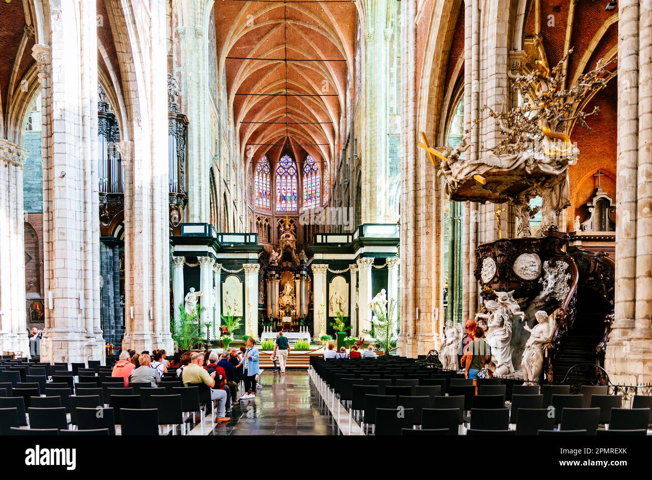 Ein Schiff und ein Altar. St. Bavos Kathedrale, innen. Gent, Ostflandern, Flämische Region, Belgien, Europa Stockfoto