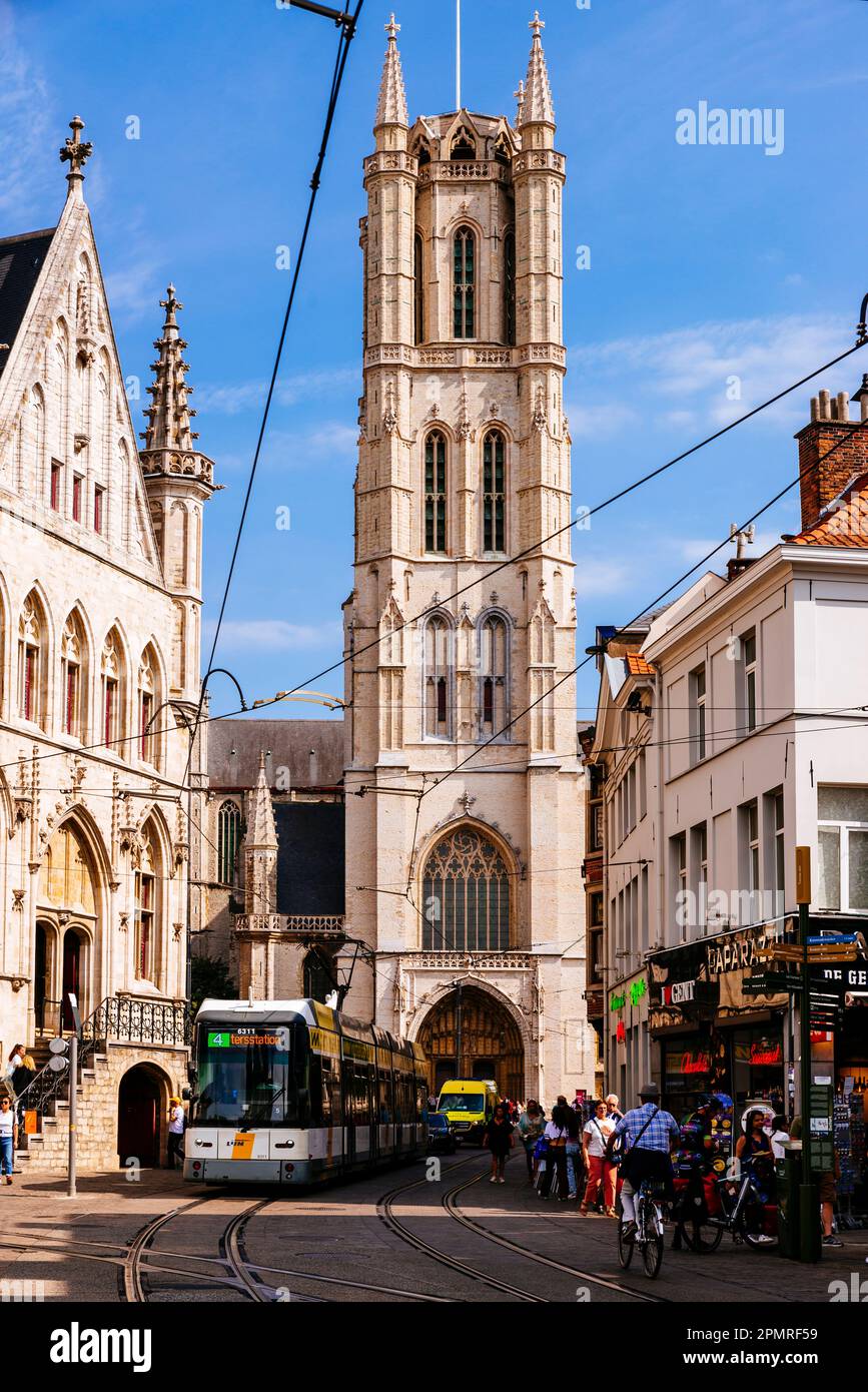 Der St. Bavo's Cathedral Tower (C) und die Tuchhalle (L), Lakenhalle, ist am städtischen Glockenturm, Belfort, angeschlossen. Gent, Ostflandern, Flämisches Regi Stockfoto