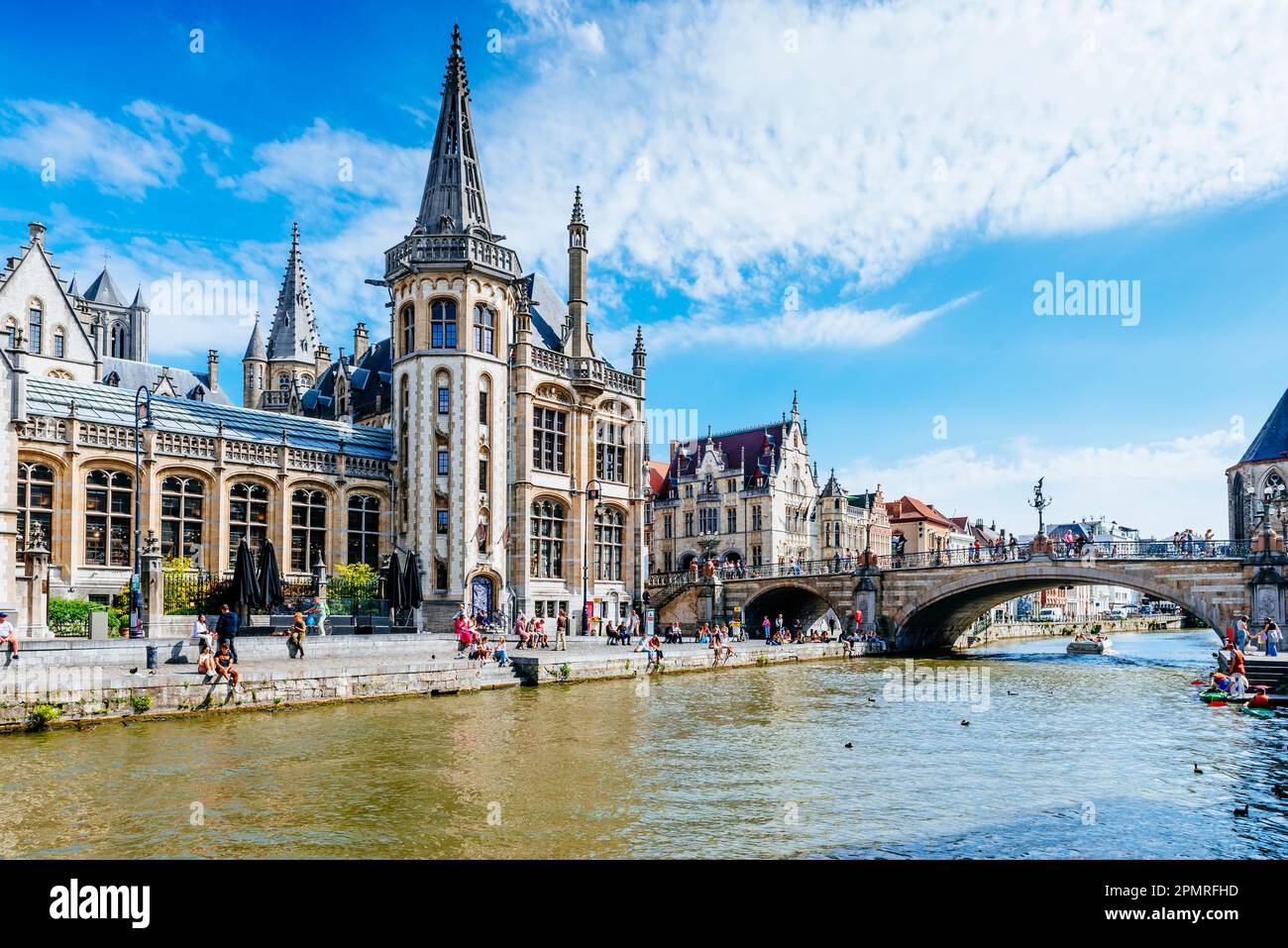 Ehemaliges Postamt und St. Michaels Brücke, Sint-Michielsbrug, eine Steinbogenbrücke. Gent, Ostflandern, Flämische Region, Belgien, Europa Stockfoto