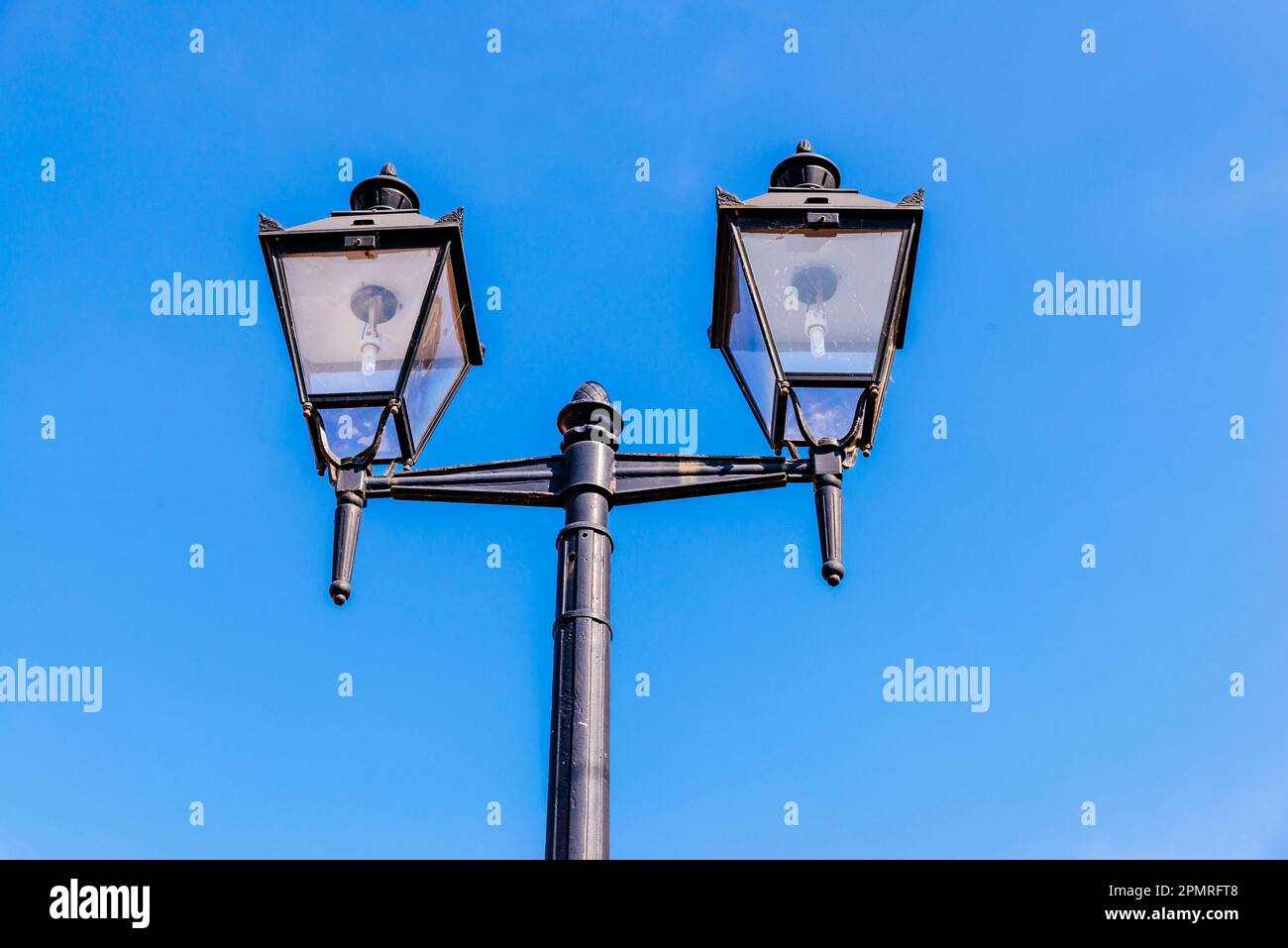 Die Straßenlaternen auf Sint-Veerleplein sind mit dem Marternity Hospital in der Stadt Gent verbunden. Jedes Mal, wenn das Licht langsam blinkt, wird ein Kind geboren Stockfoto