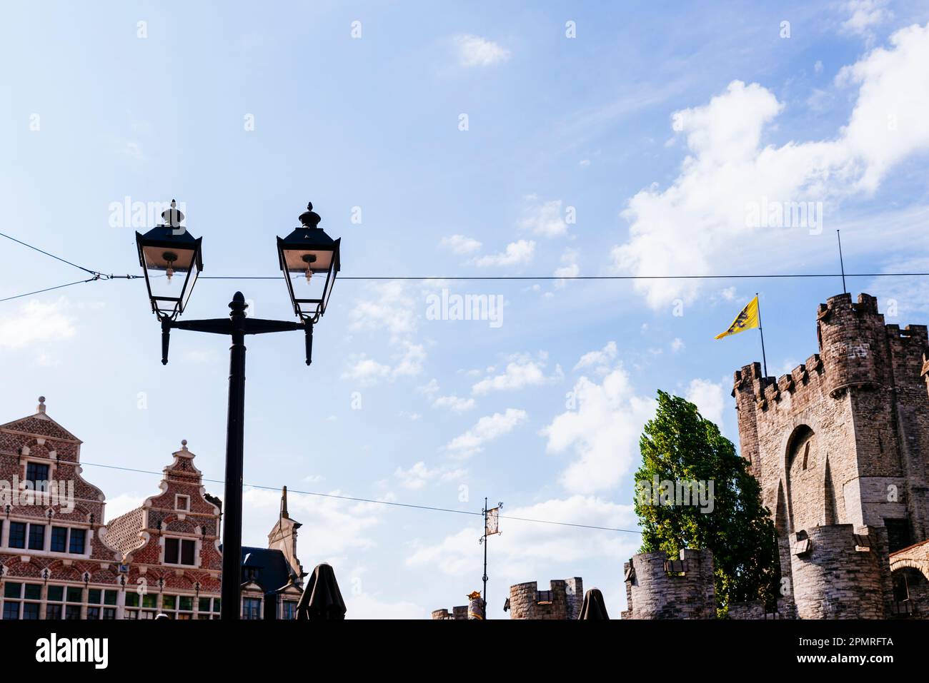 Die Straßenlaternen auf Sint-Veerleplein sind mit dem Marternity Hospital in der Stadt Gent verbunden. Jedes Mal, wenn das Licht langsam blinkt, wird ein Kind geboren Stockfoto
