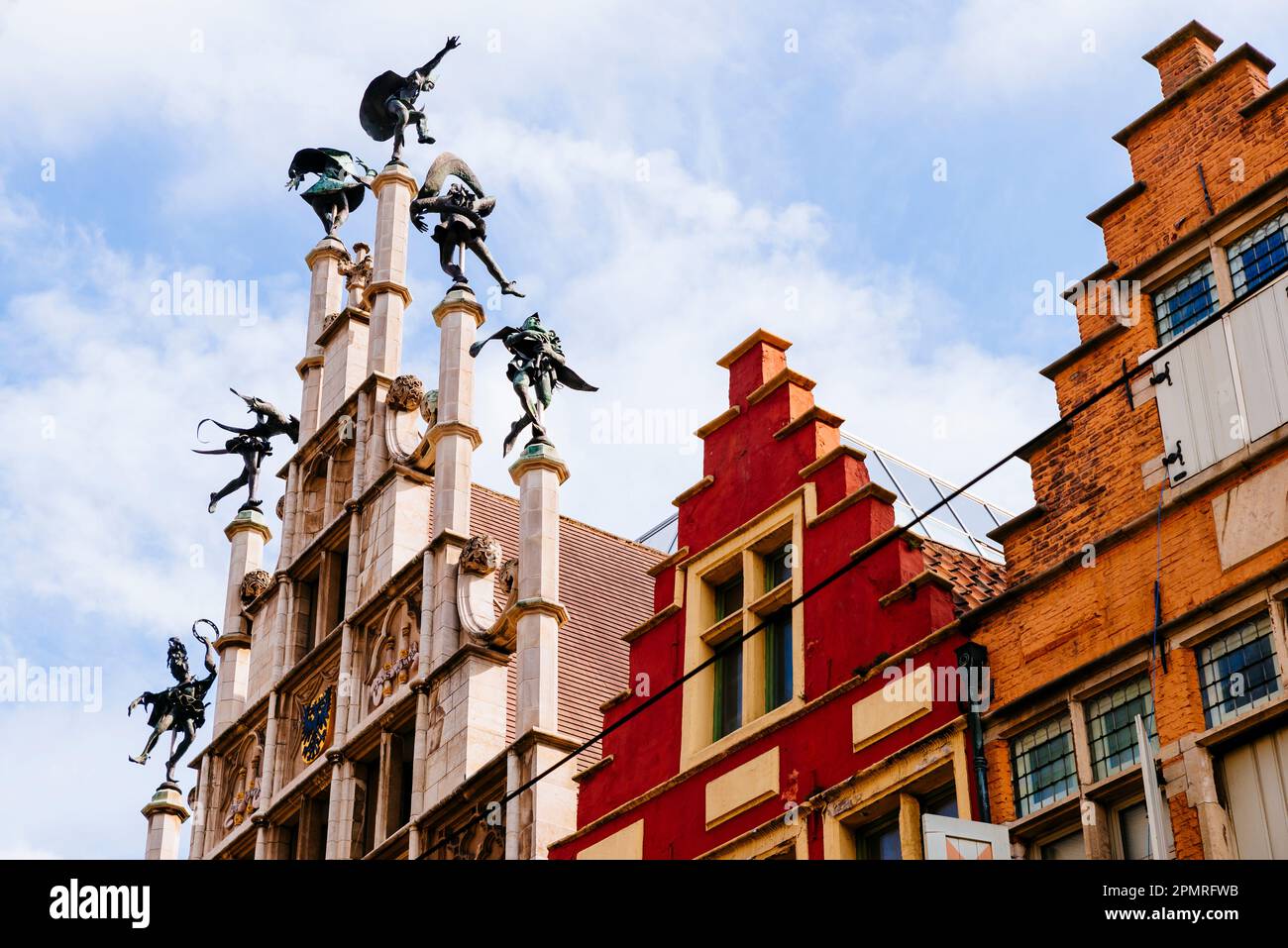 Die aus dem 16. Jahrhundert stammende Masons' Guild Hall auf dem Stufengabel tanzt mit sechs Figuren fröhlich. Gent, Ostflandern, Flämische Region, Bel Stockfoto