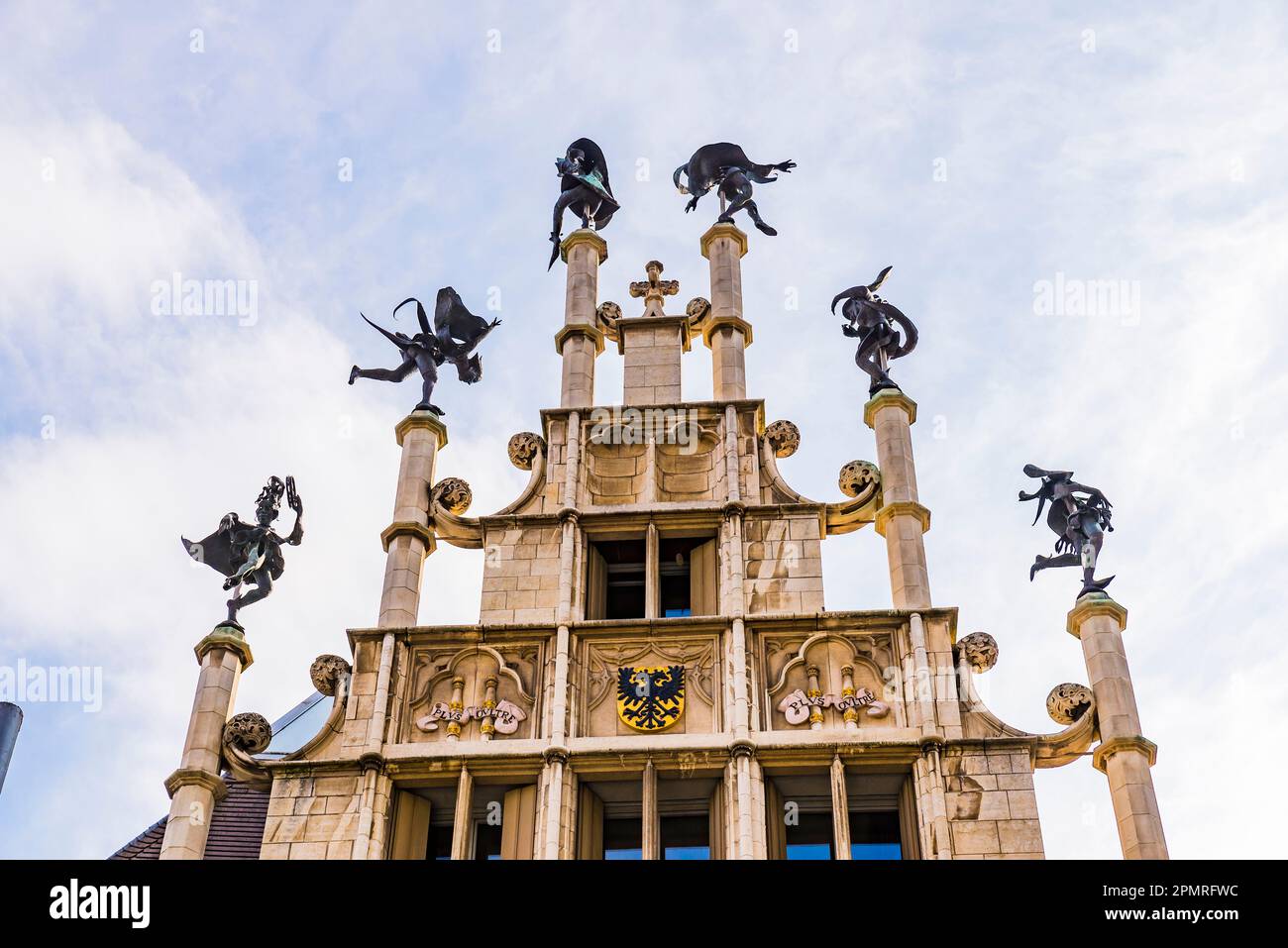 Die aus dem 16. Jahrhundert stammende Masons' Guild Hall auf dem Stufengabel tanzt mit sechs Figuren fröhlich. Gent, Ostflandern, Flämische Region, Bel Stockfoto