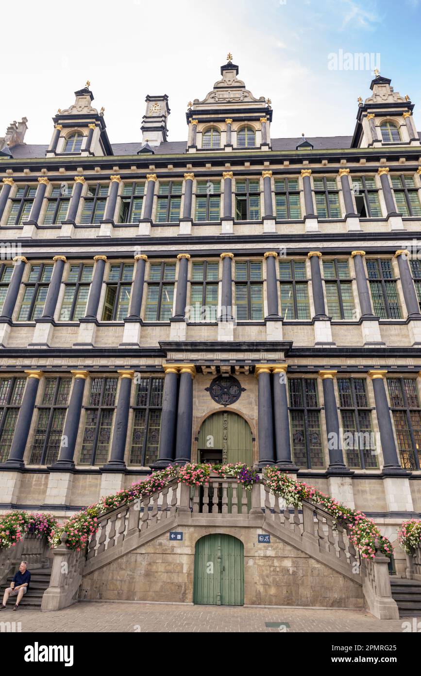 Fassade des Rathauses auf der Seite des Botermarkts. In diesem späteren Flügel (1559 - 1618) sehen Sie drei Viertel Dorische, ionische und korinthische Säulen und Pilast Stockfoto