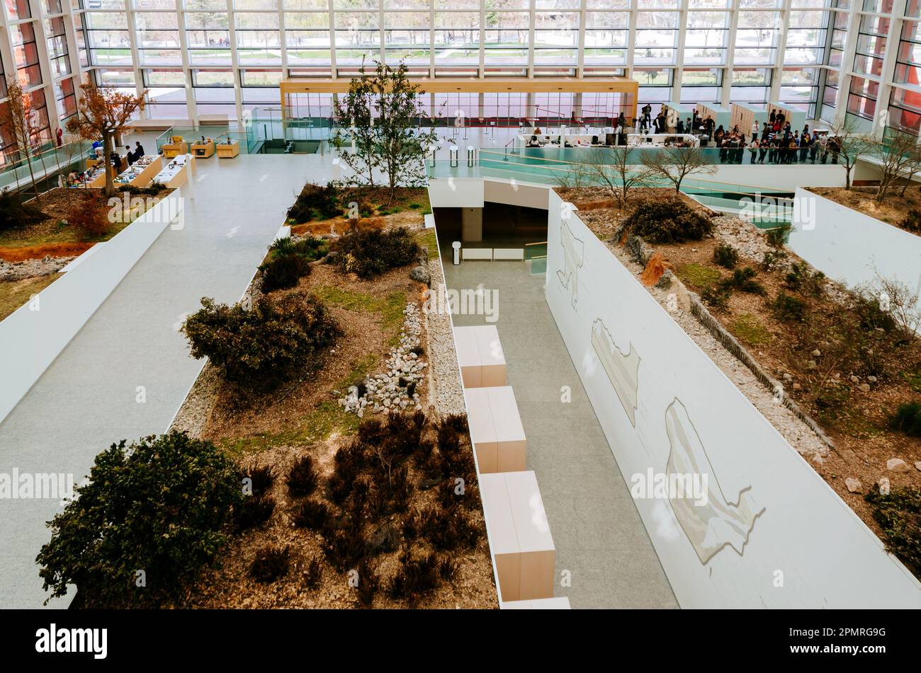 Das Landschaftsgestaltungsprojekt im Innenbereich bildet die Landschaft der Sierra de Atapuerca nach. Museum der menschlichen Evolution - Museo de la Evolución Humana - MEH. Die Stockfoto