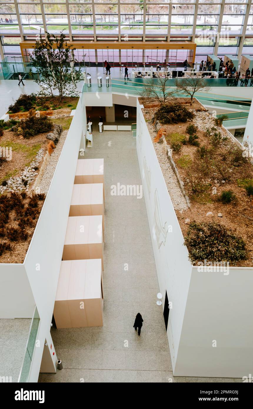 Das Landschaftsgestaltungsprojekt im Innenbereich bildet die Landschaft der Sierra de Atapuerca nach. Museum der menschlichen Evolution - Museo de la Evolución Humana - MEH. Die Stockfoto