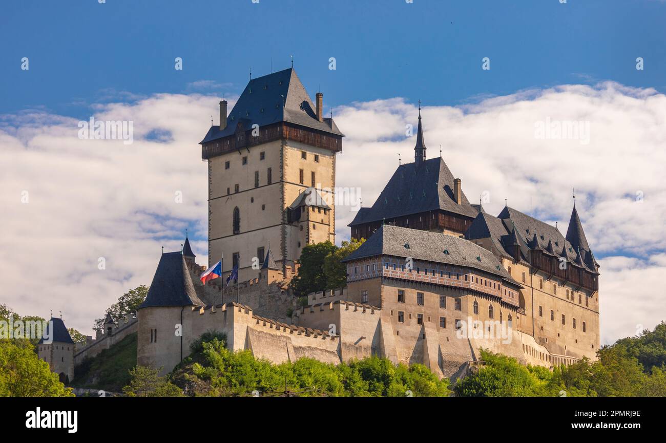 KARLSTEJN, TSCHECHISCHE REPUBLIK, EUROPA - Schloss Karlstejn in Böhmen. Stockfoto