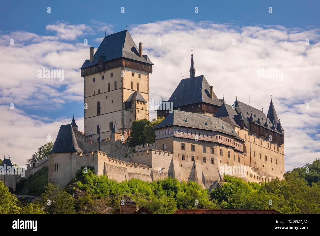KARLSTEJN, TSCHECHISCHE REPUBLIK, EUROPA - Schloss Karlstejn in Böhmen. Stockfoto
