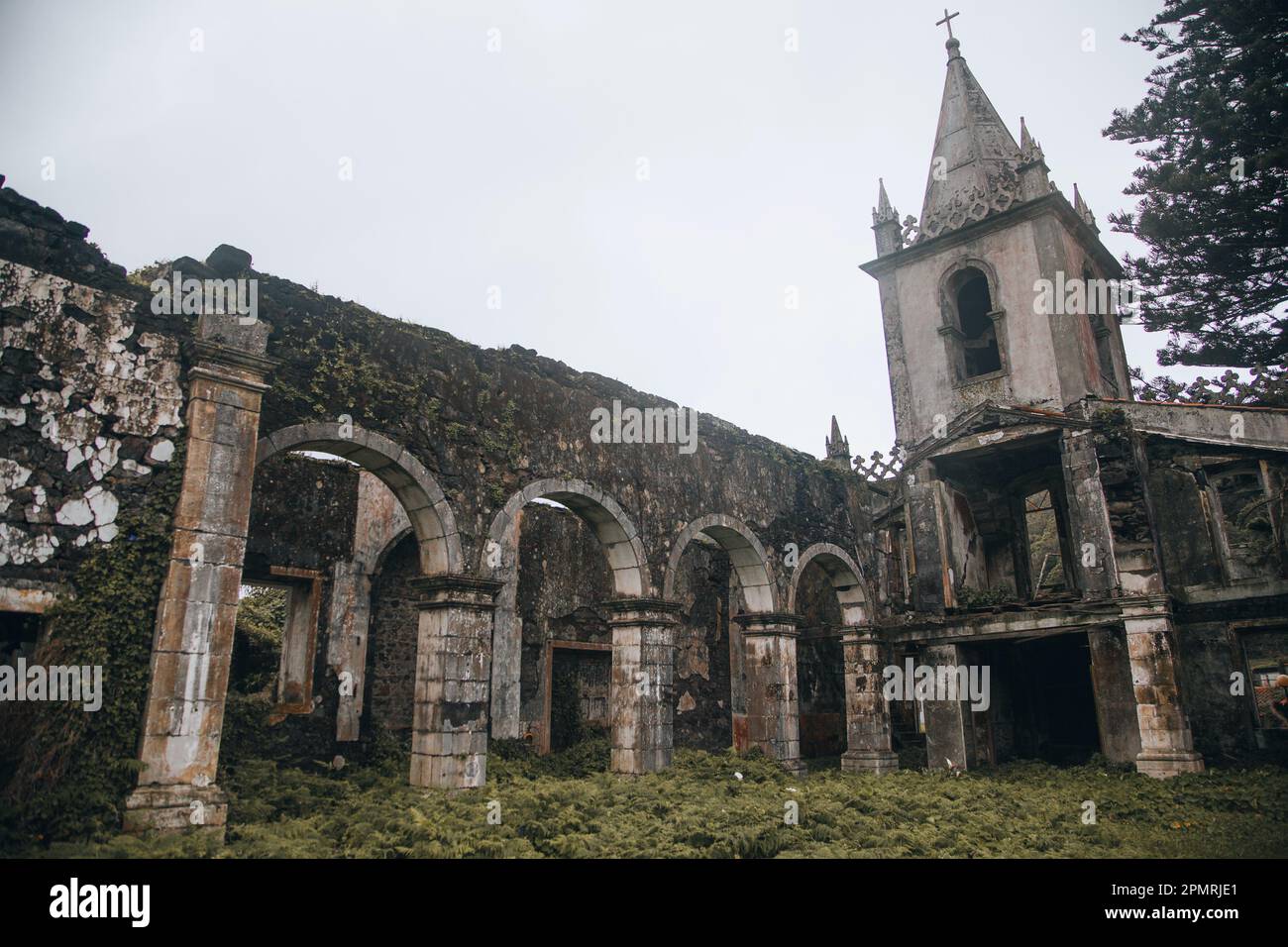 Verlassene Kirche (Igreja de São Mateus) in Faial, den Azoren Stockfoto