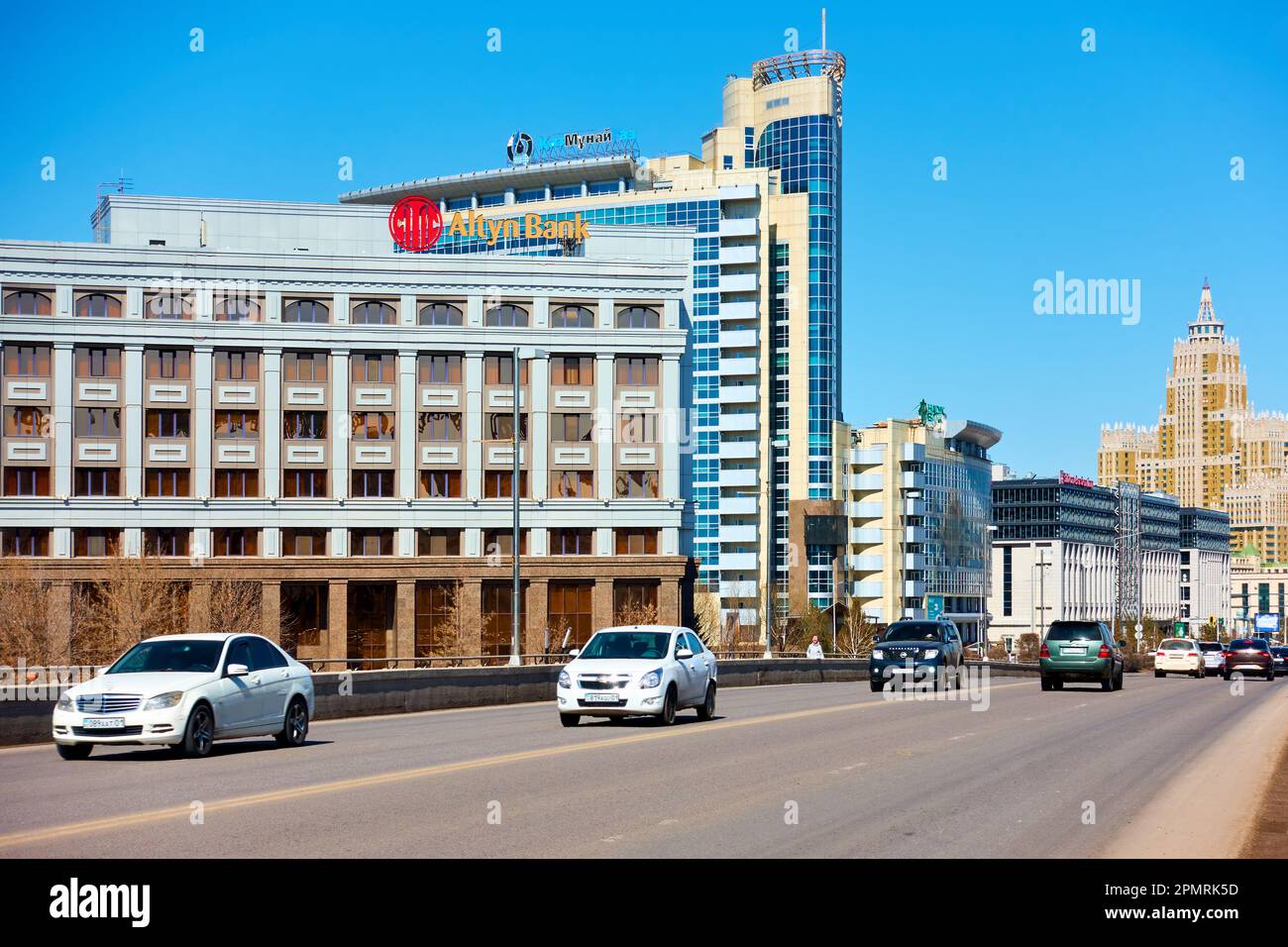Astana (nur-Sultan), Kasachstan - 2. April 2023: Straßenverkehr in der Kabanbay Batyr Straße in Astana Stockfoto