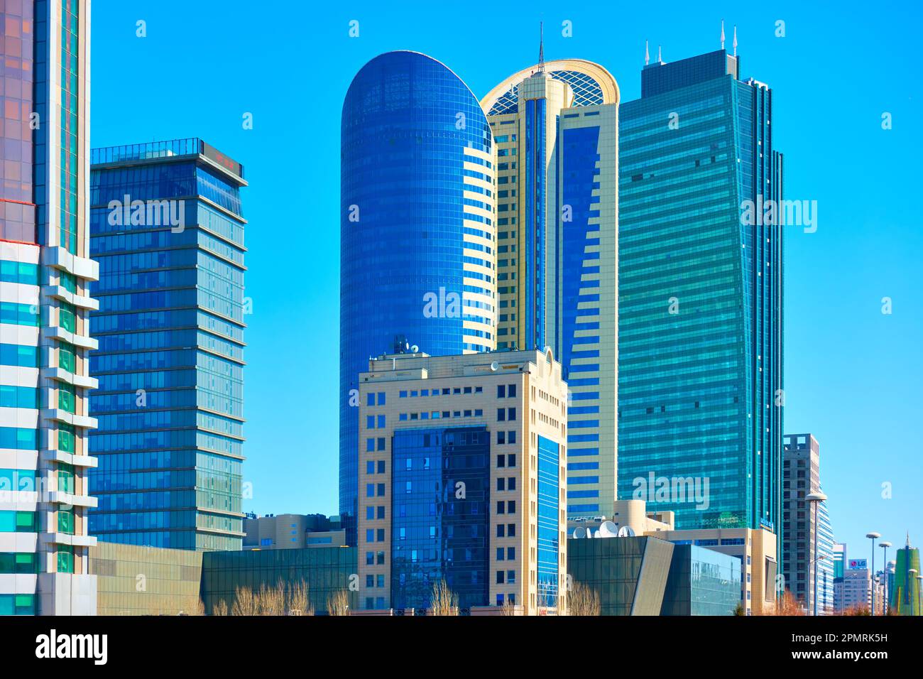 Astana (nur-Sultan), Kasachstan - 2. April 2023: Moderne hohe Türme am Nurjol Boulevard in Astana Stockfoto