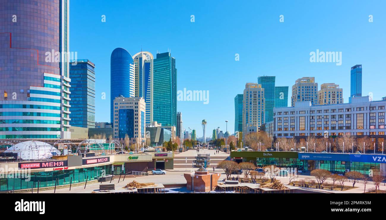 Astana (nur-Sultan), Kasachstan - 2. April 2023: Panoramablick auf den Nurjol Boulevard in Astana Stockfoto