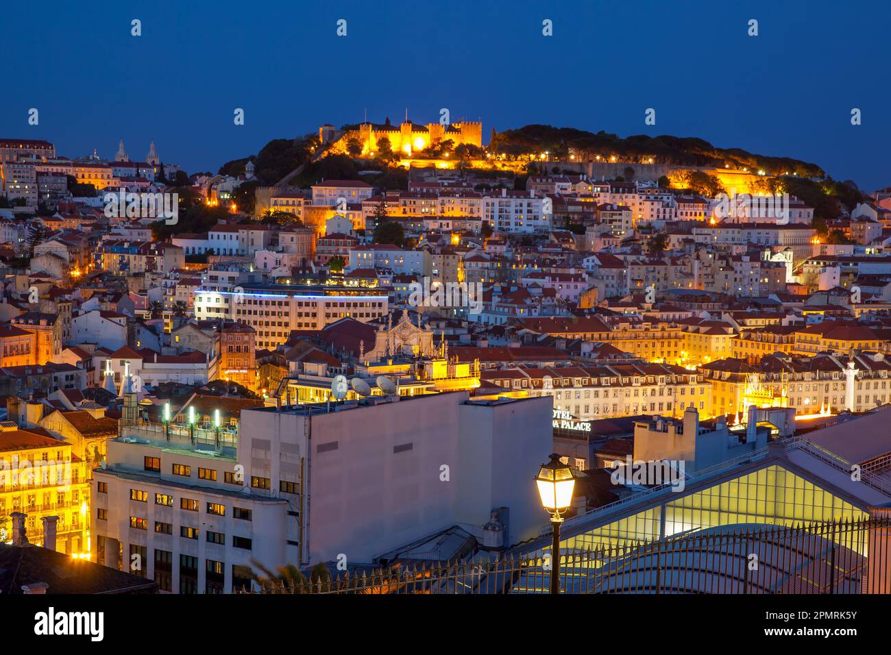 Lissabon, Portugal - 14. Mai 2012: Malerischer Blick auf Lissabon bei Nacht Stockfoto