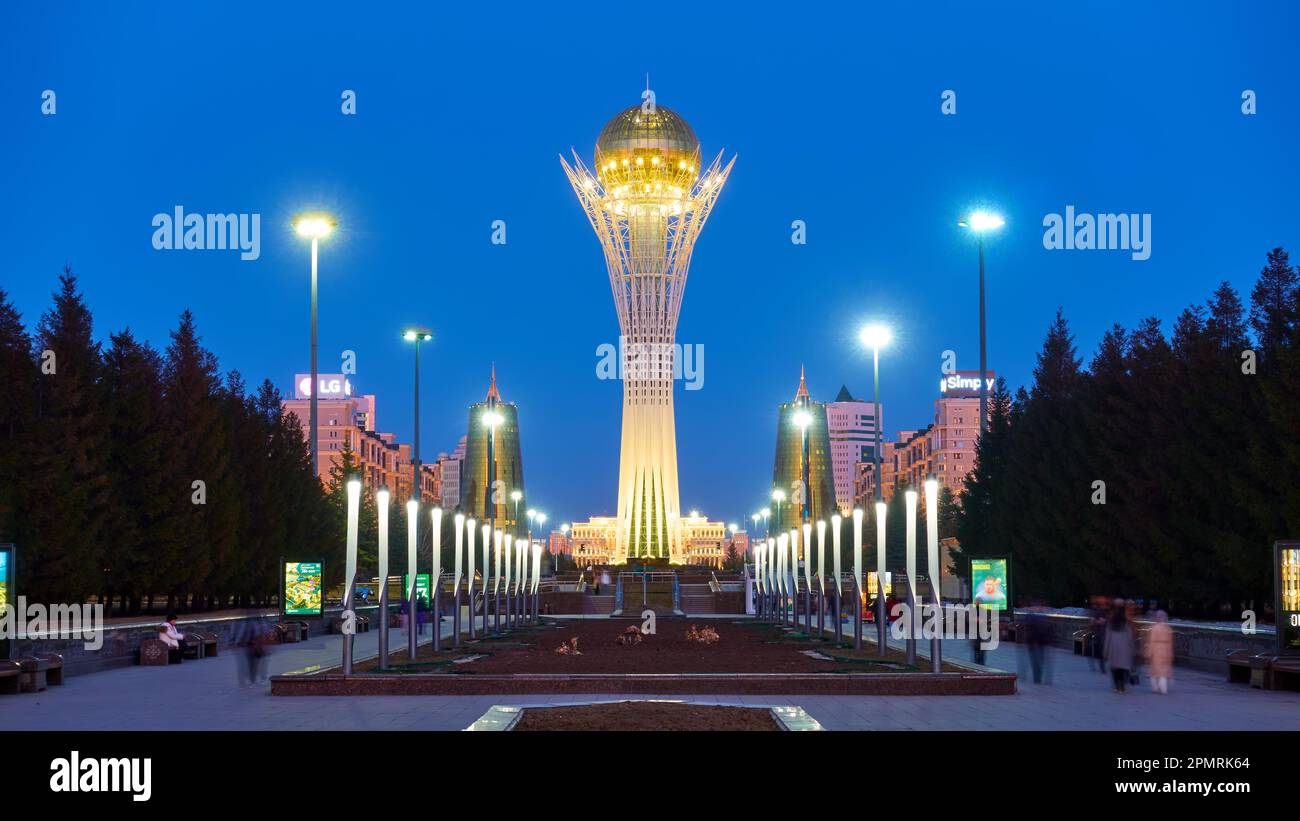Astana (nur-Sultan), Kasachstan - 4. April 2023: Nurjol Boulevard mit Baiterek Tower in der Abenddämmerung in Astana Stockfoto