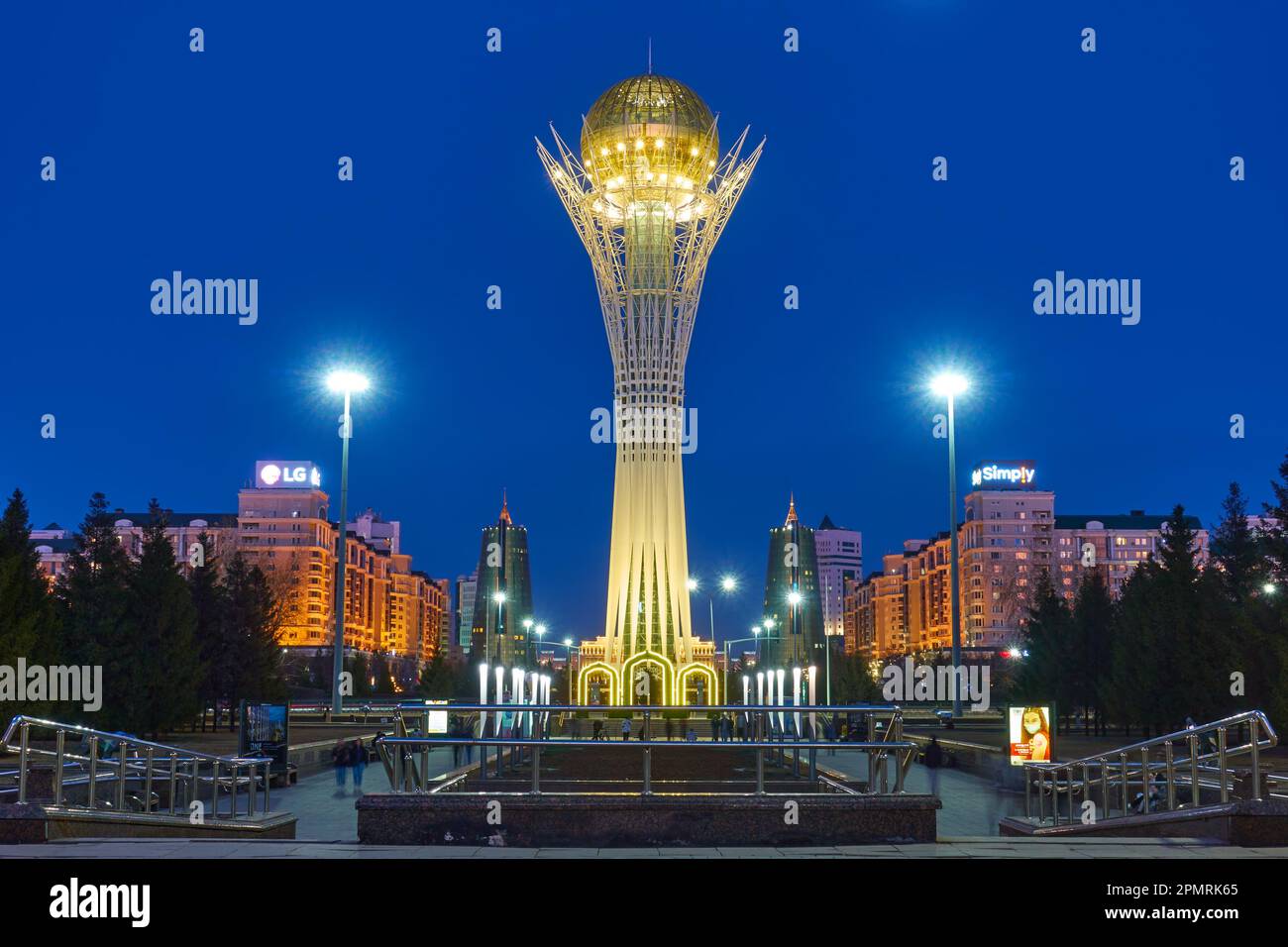 Astana (nur-Sultan), Kasachstan - 4. April 2023: Der Baiterek-Turm in der Abenddämmerung in Astana Stockfoto