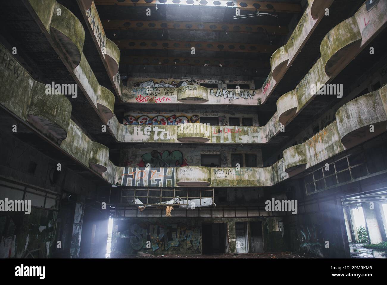 Verlassenes Hotel nahe Miradouro da Vista do Rei in Sao Miguel, den Azoren Stockfoto