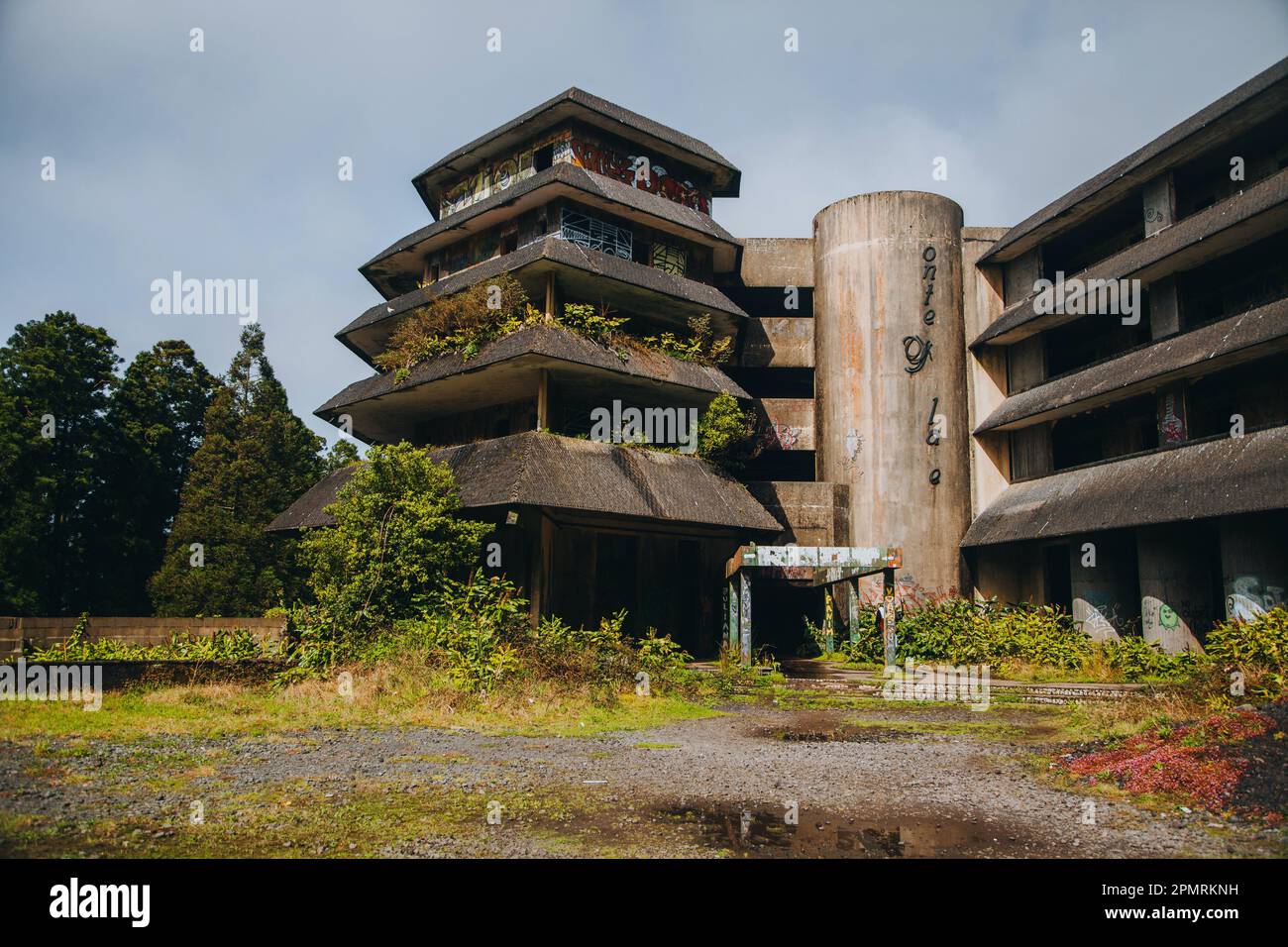 Verlassenes Hotel nahe Miradouro da Vista do Rei in Sao Miguel, den Azoren Stockfoto