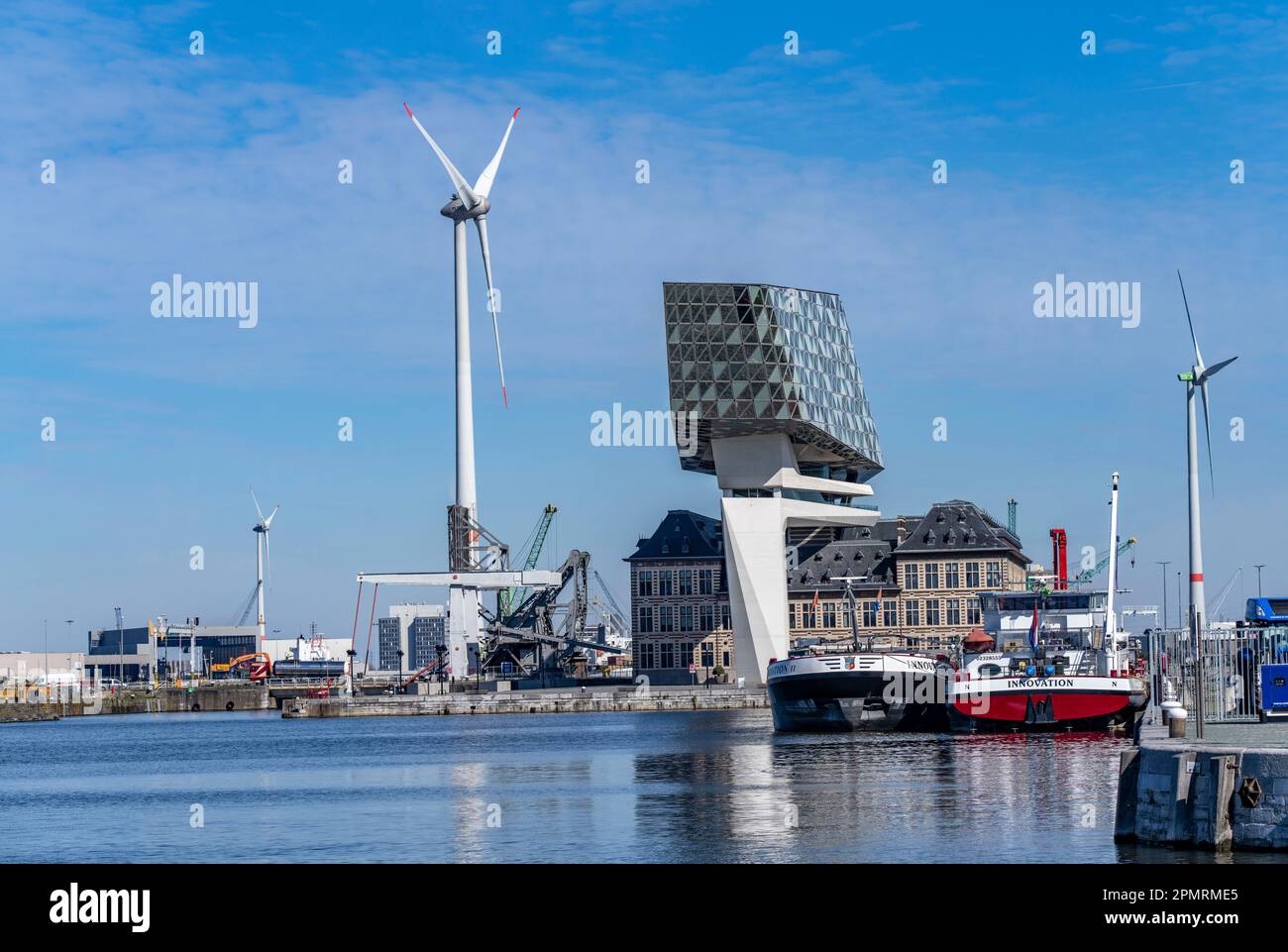 Das Antwerpener Hafenbehörde-Gebäude Havenhuis, ehemalige Kasernen der Feuerwehr im Hafen, wurde renoviert und hat eine Glasstruktur in der Form Stockfoto