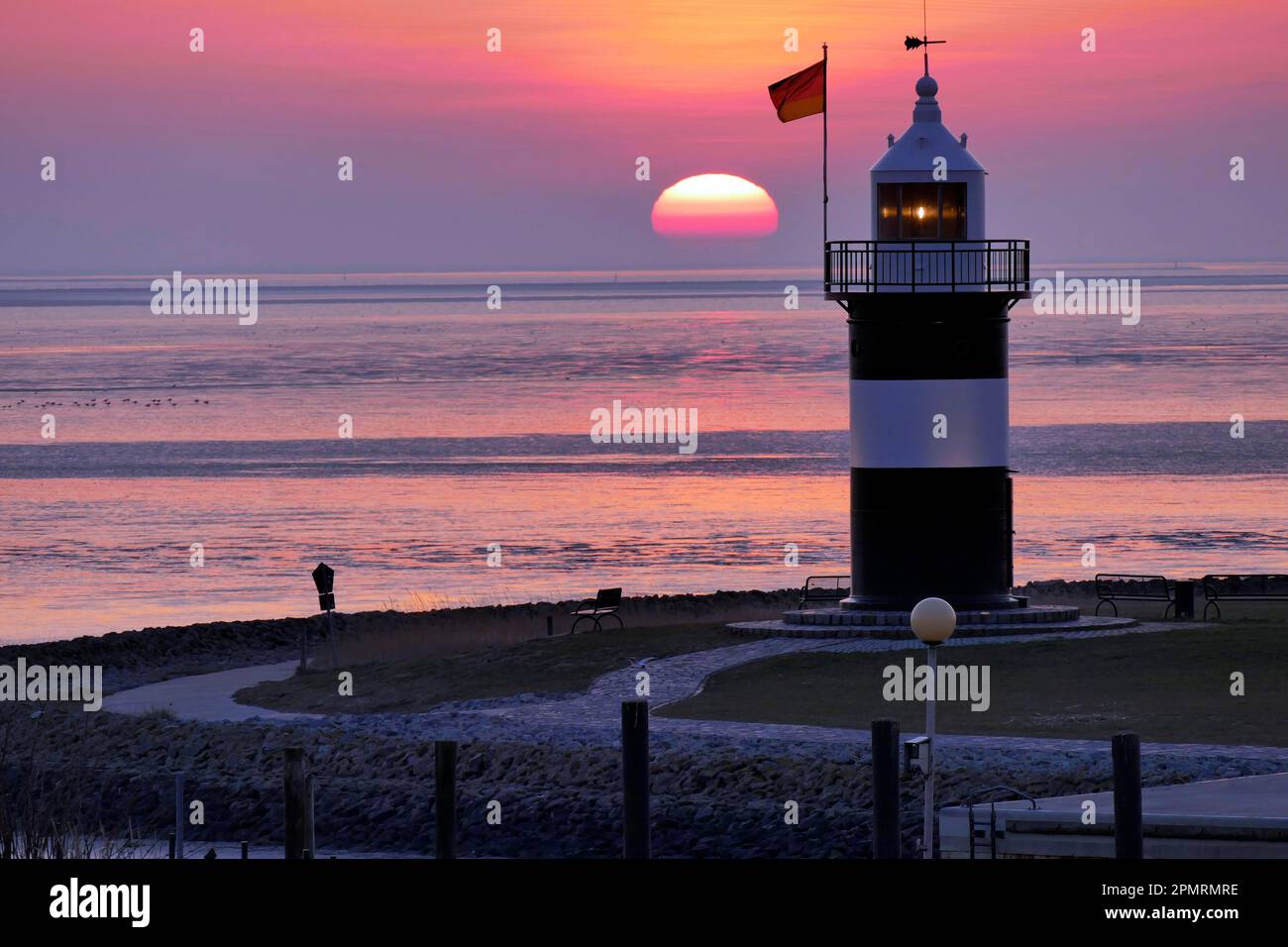 Abendliche Atmosphäre in Wremertief, Blick auf den Leuchtturm kleine Preusse, Bezirk Cuxhaven, Deutschland Stockfoto