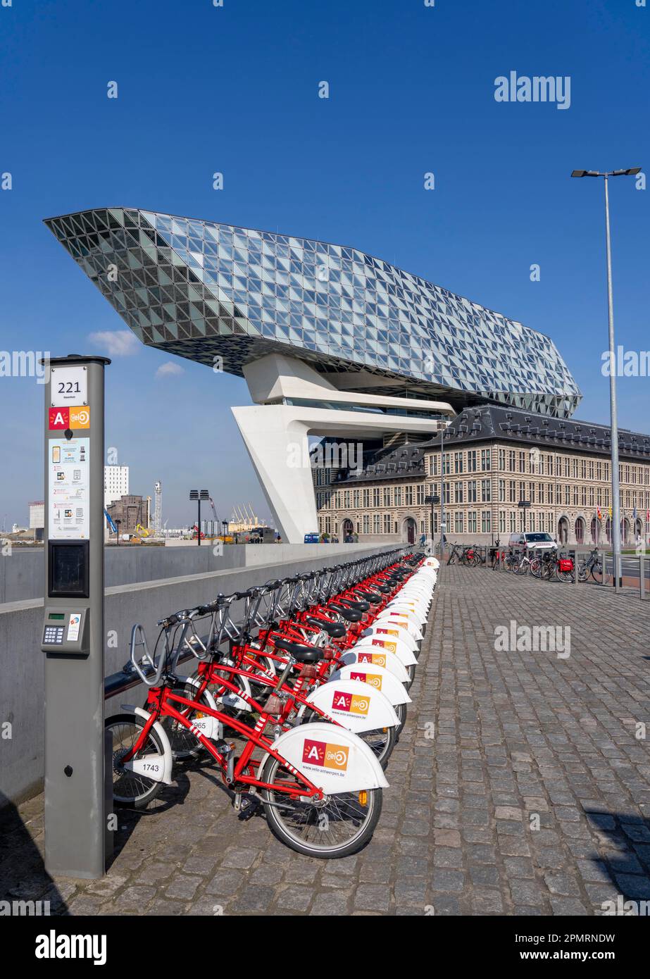 Verleihstation, Abgabezone für Leihfahrräder, Anbieter Velo Antwerpen, Ort zum Parken von Fahrrädern für die vorübergehende Vermietung, in Havenhuis, Antwerpen, Flandern, Belgien, Stockfoto