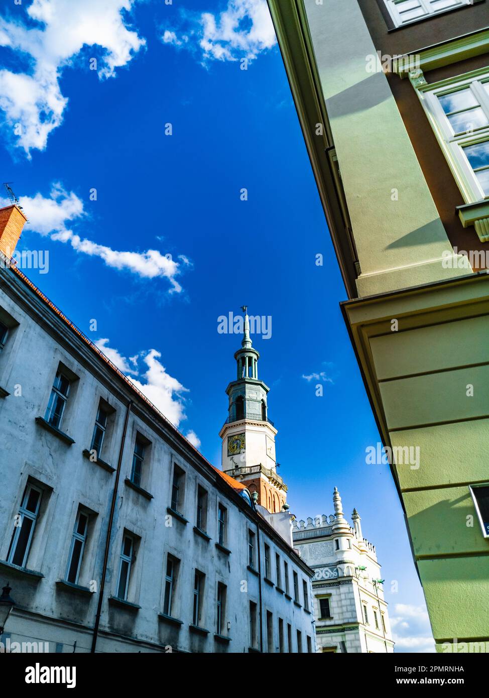 Posen, Polen - Juli 2022: Blick von der Ecke des Gebäudes auf den Turm und das Rathausgebäude auf dem Stadtplatz Stockfoto