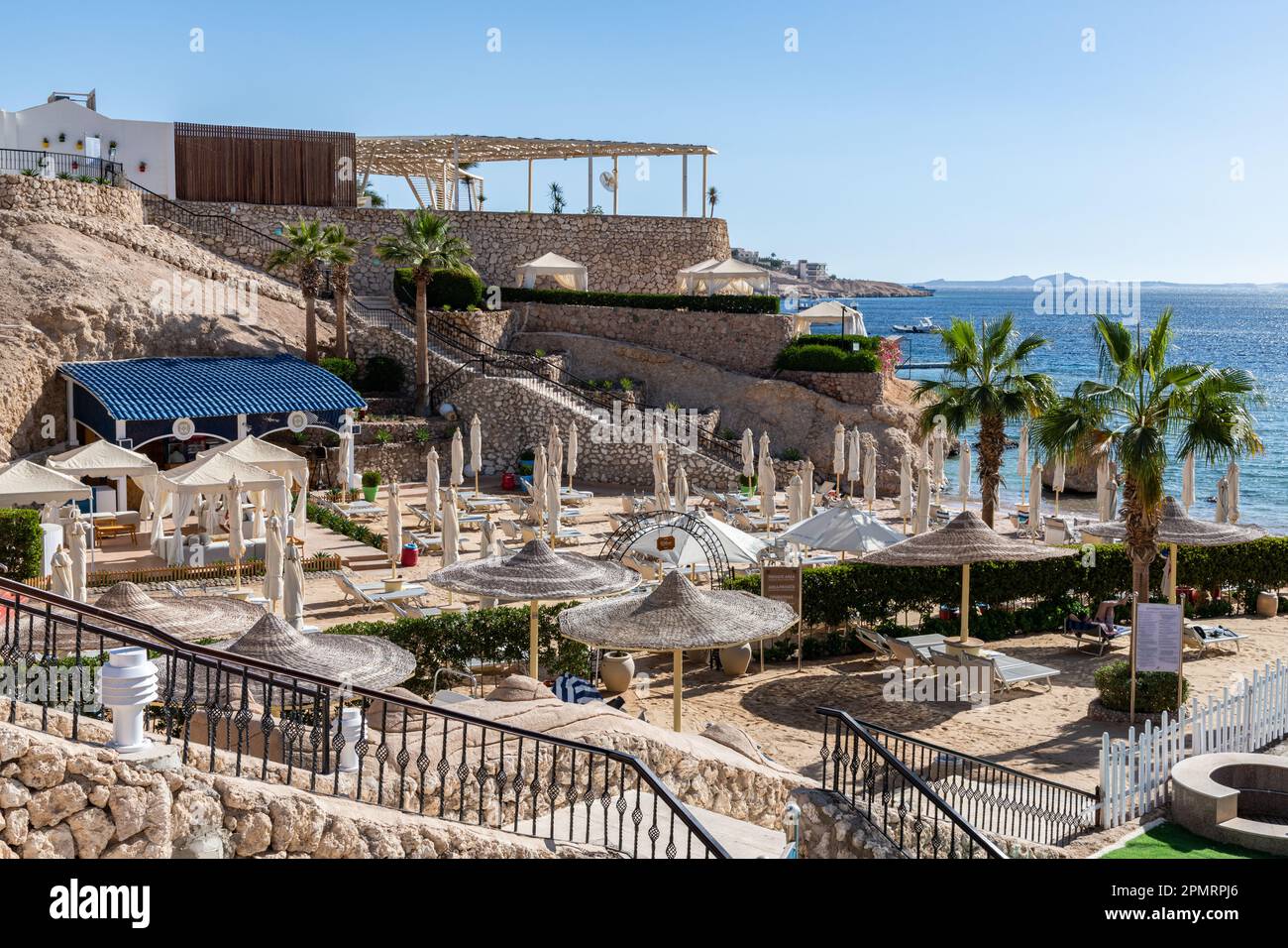 Blick auf die Liegestühle am Strand des Royal Savoy Luxushotels in Sharm el-Sheikh, Ägypten Stockfoto