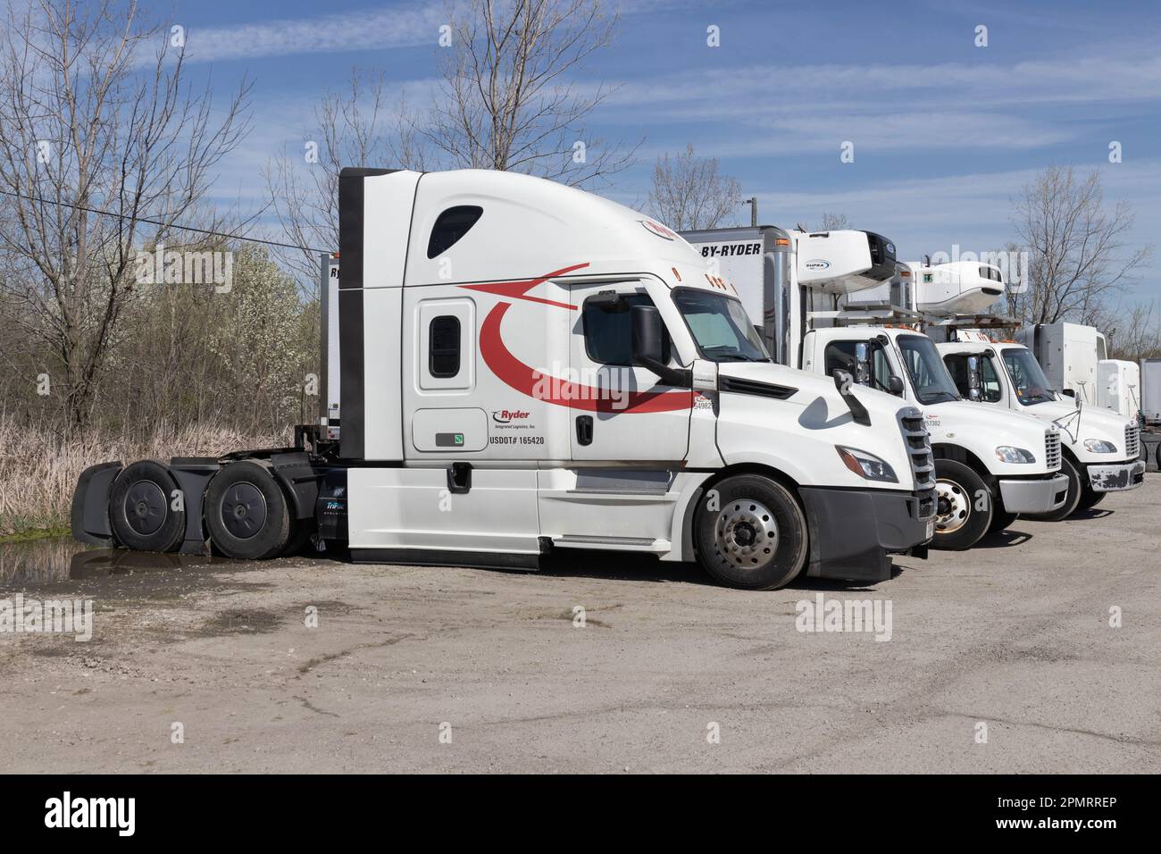 Indianapolis - circa April 2023: Ryder Fleet Rental Truck. Ryder ist vor allem für seinen Fuhrpark gewerblicher Mietwagen bekannt. Stockfoto