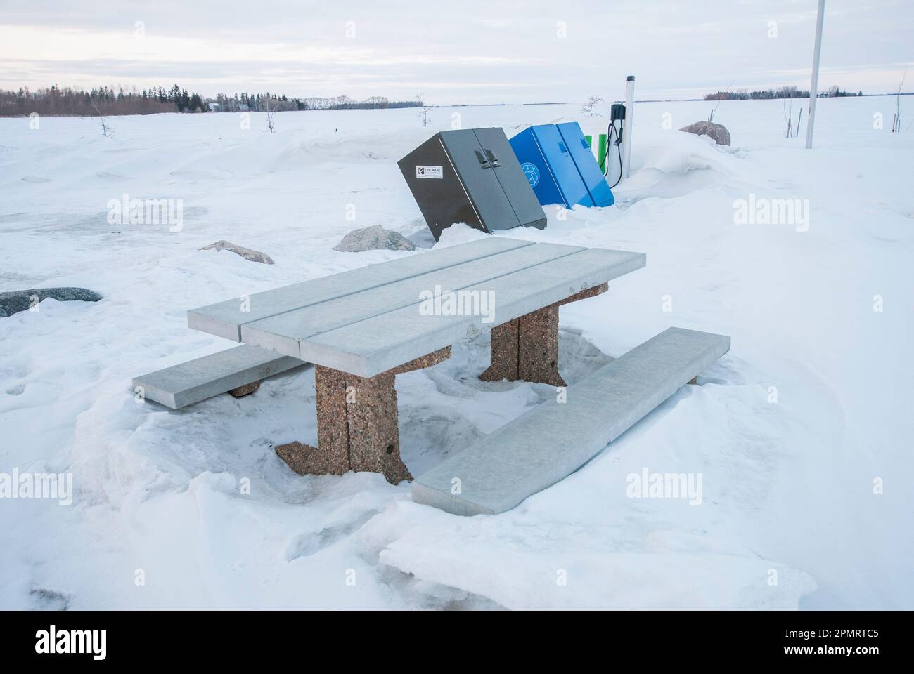 Picknicktisch im Schnee im Längsmittelpunkt Kanadas in Tache, Manitoba, Kanada Stockfoto