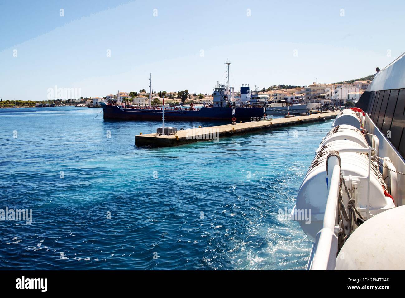 Blick vom Passagier- und Frachtanleger auf die Insel Spetses im sonnigen Sommertag - auf diese kleine ökologische Insel im Paradies (es gibt sehr kleine Autos und populär Stockfoto