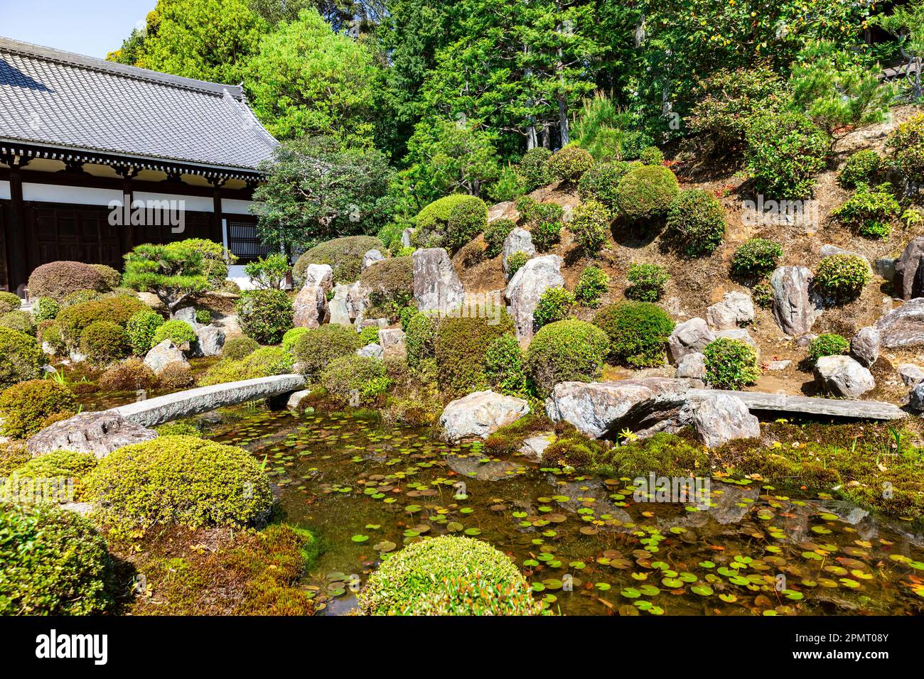 April 2023 Kyoto Japan, Tofukuji-Ji buddhistischer Zen-Tempel mit japanischen Wasser Zen-Gärten und Teichbrücke am Gründeratempel, Japan, Asien. Stockfoto