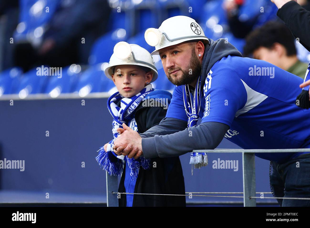 Lüfter (FC Schalke 04), GER, FC Schalke 04 vs. Hertha BSC, Fussball, 1. Bundesliga, 28. SPIELTAG, SPIELZEIT 2022/2023, 14.04.2023 DFL-VORSCHRIFTEN VERBIETEN DIE VERWENDUNG VON FOTOS ALS BILDSEQUENZEN UND/ODER QUASI-VIDEO. Kredit: Ant Palmer/Alamy Live News Stockfoto