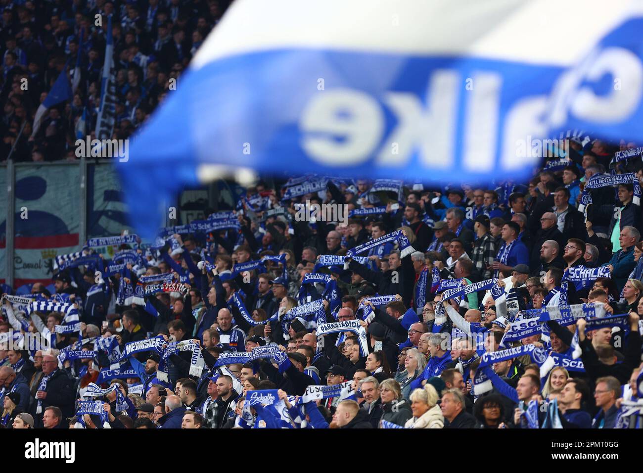 Lüfter (FC Schalke 04), GER, FC Schalke 04 vs. Hertha BSC, Fussball, 1. Bundesliga, 28. SPIELTAG, SPIELZEIT 2022/2023, 14.04.2023 DFL-VORSCHRIFTEN VERBIETEN DIE VERWENDUNG VON FOTOS ALS BILDSEQUENZEN UND/ODER QUASI-VIDEO. Kredit: Ant Palmer/Alamy Live News Stockfoto