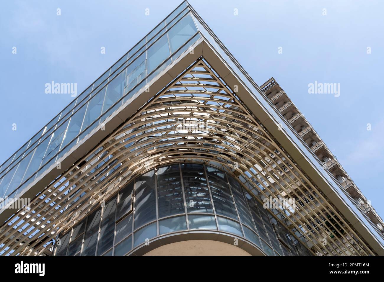 Ein niedriger Winkel Blick auf den oberen Teil des modernen Gebäudes. Stockfoto