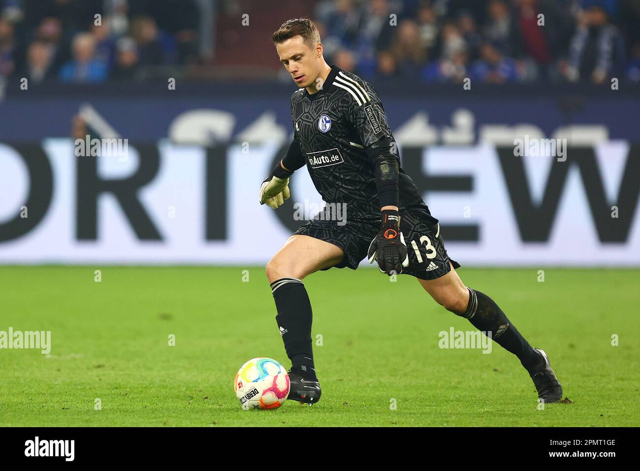 Alexander Schwolow (FC Schalke 04) GER, FC Schalke 04 vs. Hertha BSC, Fussball, 1. Bundesliga, 28. SPIELTAG, SPIELZEIT 2022/2023, 14.04.2023 DFL-VORSCHRIFTEN VERBIETEN DIE VERWENDUNG VON FOTOS ALS BILDSEQUENZEN UND/ODER QUASI-VIDEO. Kredit: Ant Palmer/Alamy Live News Stockfoto