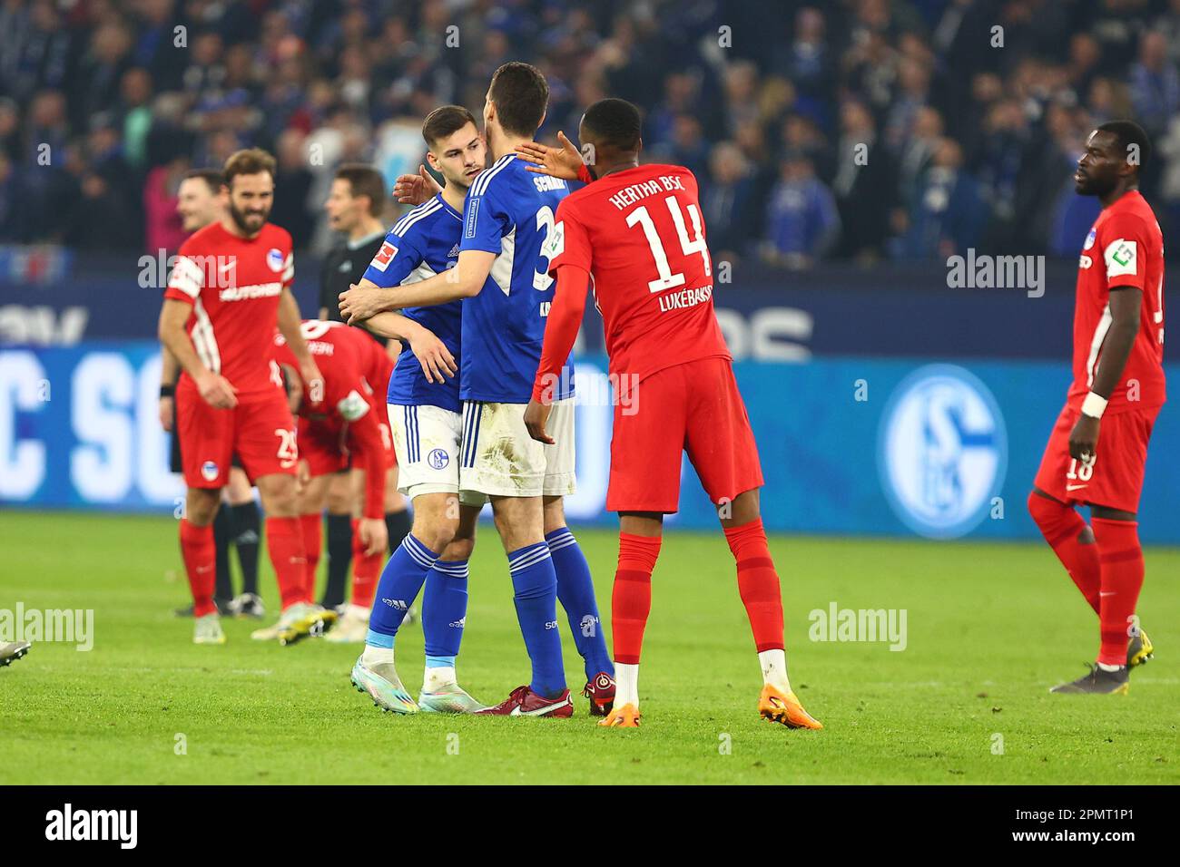 GER, FC Schalke 04 gegen Hertha BSC, Fussball, 1. Bundesliga, 28. SPIELTAG, SPIELZEIT 2022/2023, 14.04.2023 DFL-VORSCHRIFTEN VERBIETEN DIE VERWENDUNG VON FOTOS ALS BILDSEQUENZEN UND/ODER QUASI-VIDEO. Kredit: Ant Palmer/Alamy Live News Stockfoto