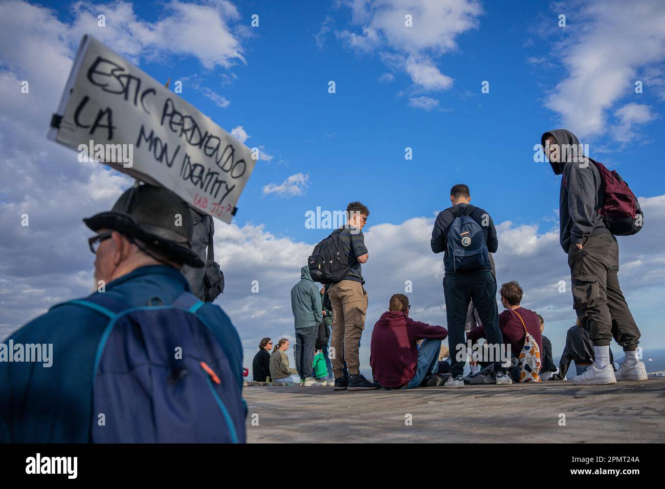 Barcelona, Barcelona, Spanien. 14. April 2023. Dutzende von Einwohnern des Carmel-Viertels protestieren gegen das Unglück, das von Touristen in den Bunkern del Carmel verursacht wird, vor allem nachts. Der Aussichtspunkt Bunkers del Carmel ist zu einer der wichtigsten Touristenattraktionen in Barcelona geworden, vor allem aufgrund seiner Verbreitung in sozialen Netzwerken. (Kreditbild: © Marc Asensio Clupes/ZUMA Press Wire) NUR REDAKTIONELLE VERWENDUNG! Nicht für den kommerziellen GEBRAUCH! Kredit: ZUMA Press, Inc./Alamy Live News Stockfoto
