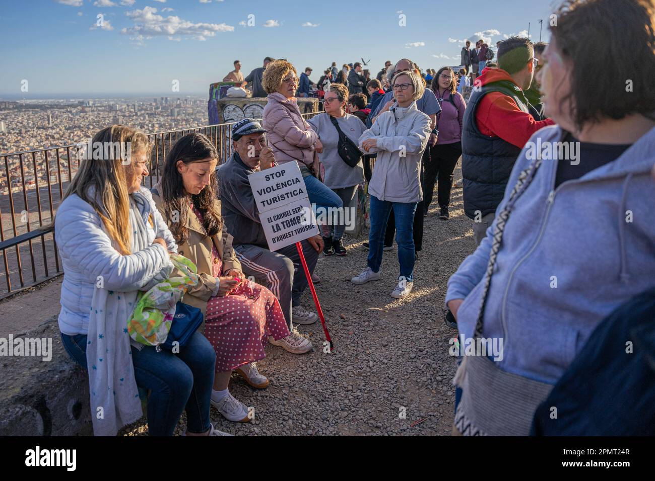 Barcelona, Barcelona, Spanien. 14. April 2023. Dutzende von Einwohnern des Carmel-Viertels protestieren gegen das Unglück, das von Touristen in den Bunkern del Carmel verursacht wird, vor allem nachts. Der Aussichtspunkt Bunkers del Carmel ist zu einer der wichtigsten Touristenattraktionen in Barcelona geworden, vor allem aufgrund seiner Verbreitung in sozialen Netzwerken. (Kreditbild: © Marc Asensio Clupes/ZUMA Press Wire) NUR REDAKTIONELLE VERWENDUNG! Nicht für den kommerziellen GEBRAUCH! Kredit: ZUMA Press, Inc./Alamy Live News Stockfoto