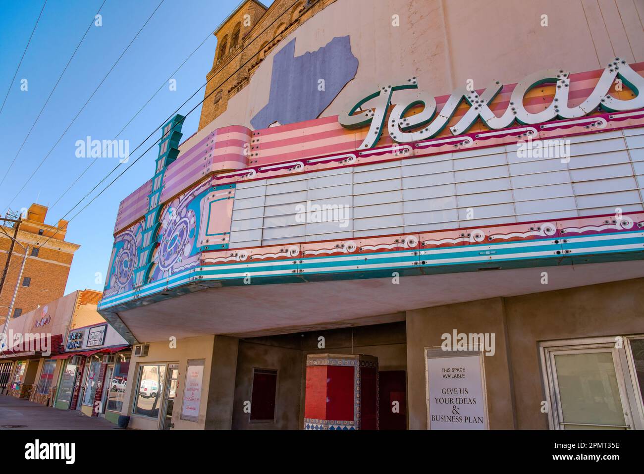 Nahaufnahme eines Vintage-Art-Deco-Festzelts und vor dem Texas Theater, einem lokalen Wahrzeichen in San Angelo, Texas, eröffnet 1929, geschlossen 1983, USA. Stockfoto