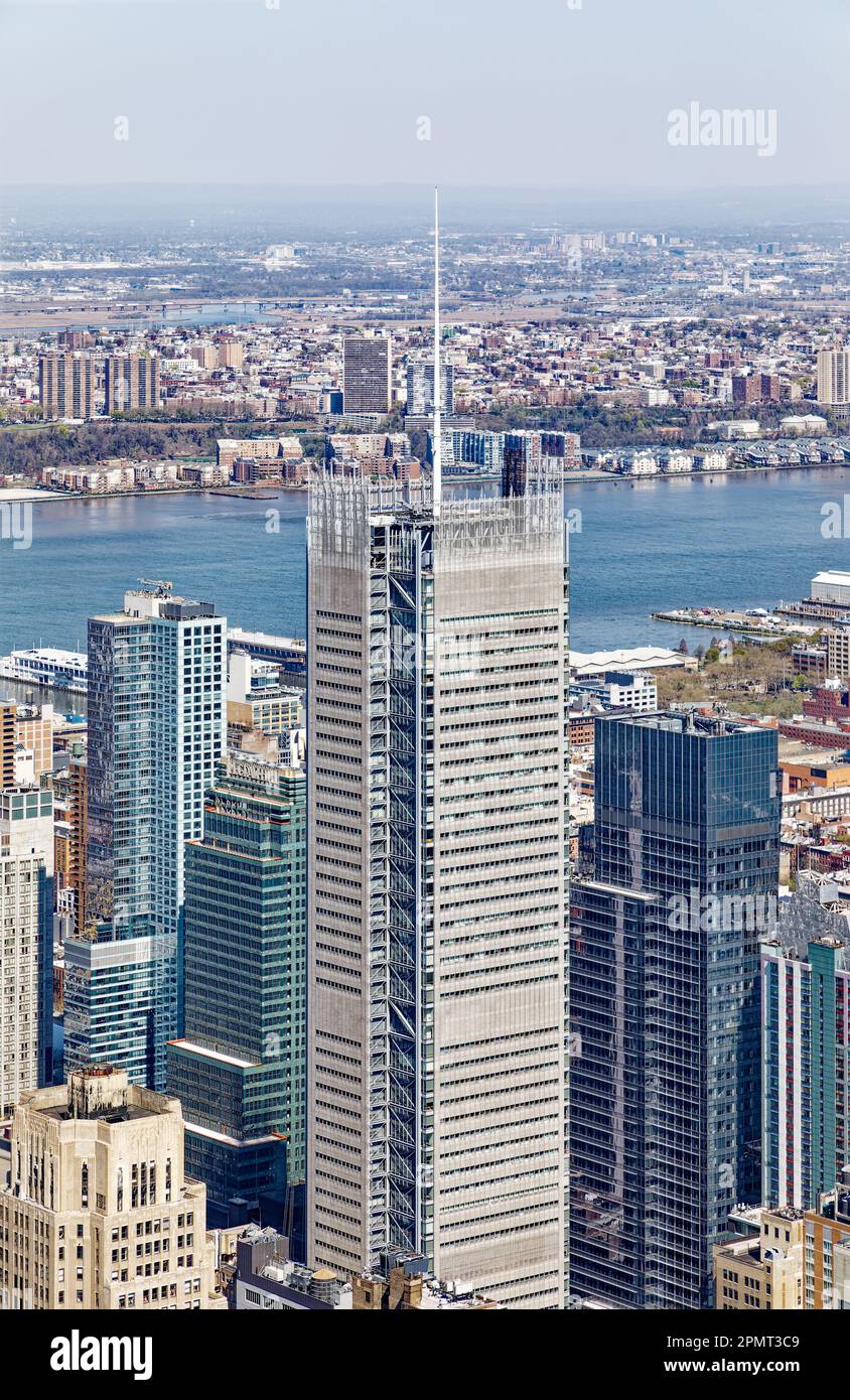 Blick von oben: Das New York Times Building erhebt sich über Midtown; die eingekerbten Ecken stellen den Stahlrahmen frei. Ein Schirm aus weißen Keramikstäben lenkt die Wärme ab. Stockfoto