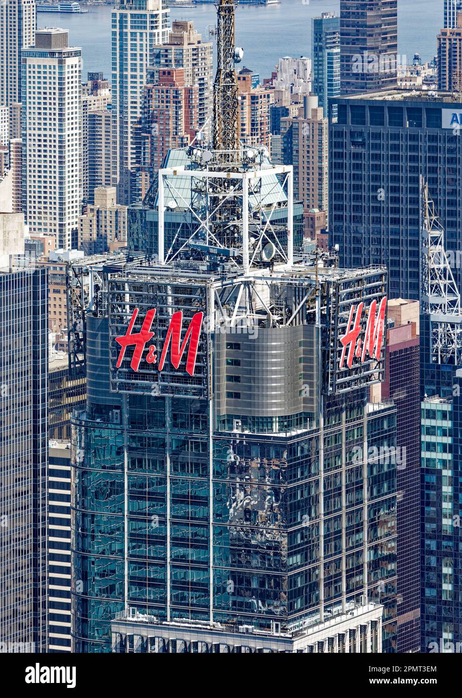 Blick von oben: 151 West 42. Street, auch bekannt als 4 Times Square und ehemals Conde Nast Building, trägt das H&M-Logo auf dem Mauerwerk und dem Glasturm. Stockfoto